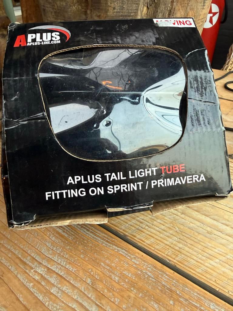 Aplus Tail light tube Vespa Sprint / Primavera, Ophalen of Verzenden, Zo goed als nieuw, Overige typen, Vespa