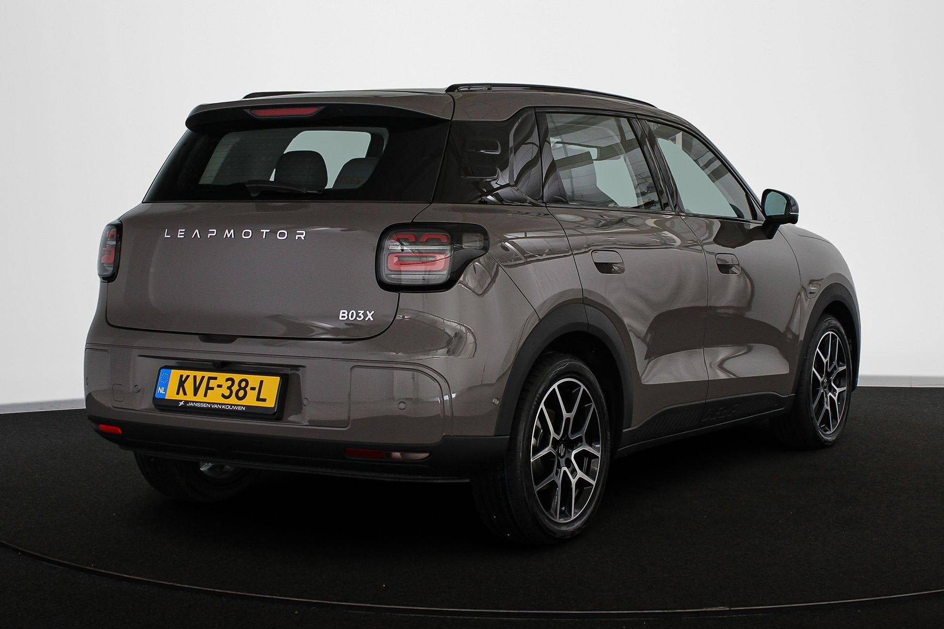 Leapmotor B03X ProMax Design 53 kWh PROEFRIT NU IN TE PLANNE, Auto's, Overige modellen, Bruin, Origineel Nederlands, Grijs