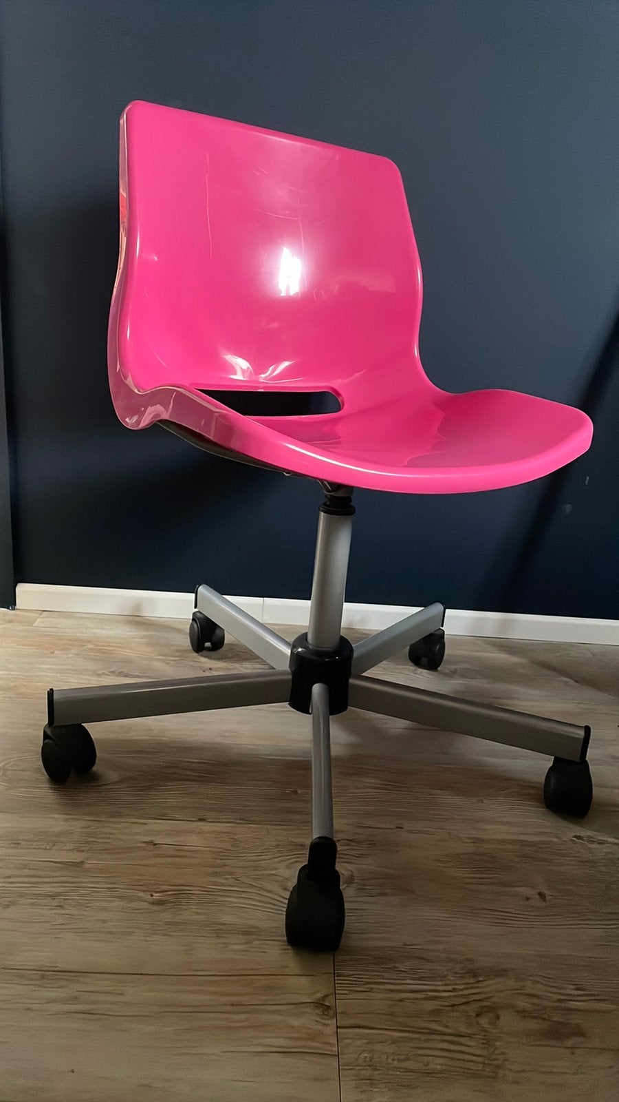 Roze stoel met wieltjes, Ophalen, Zo goed als nieuw, Roze