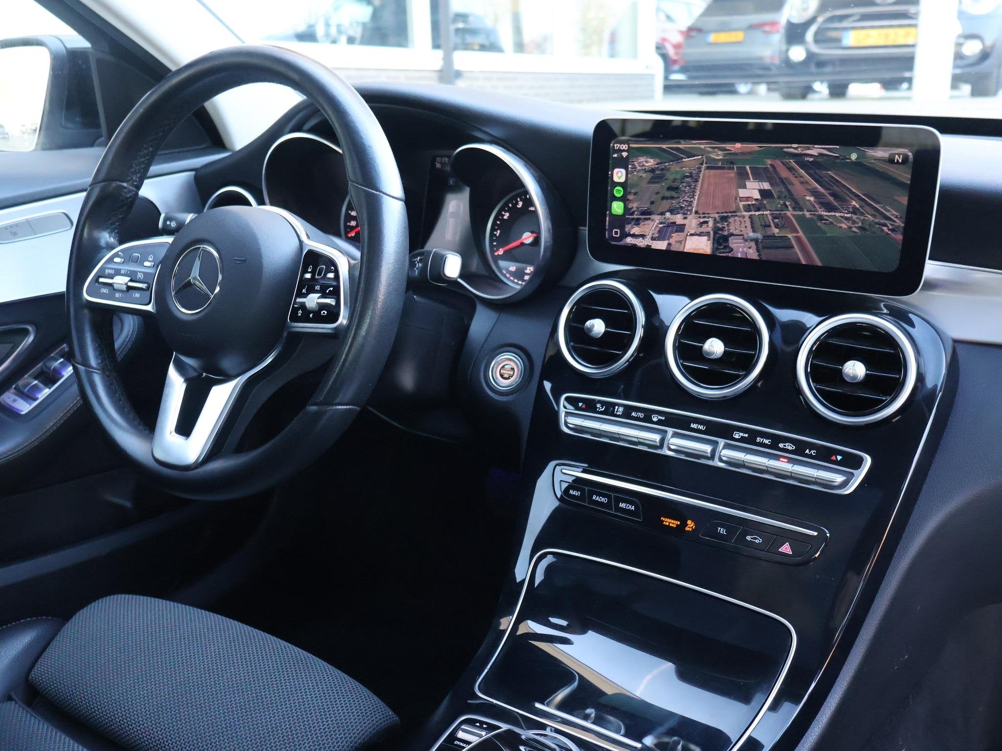 Mercedes-Benz C-klasse Estate 180 AUT. PREMIUM PLUS + BREEDB, Auto's, Mercedes-Benz, Automaat, Zwart, 1595 cc, 750 kg