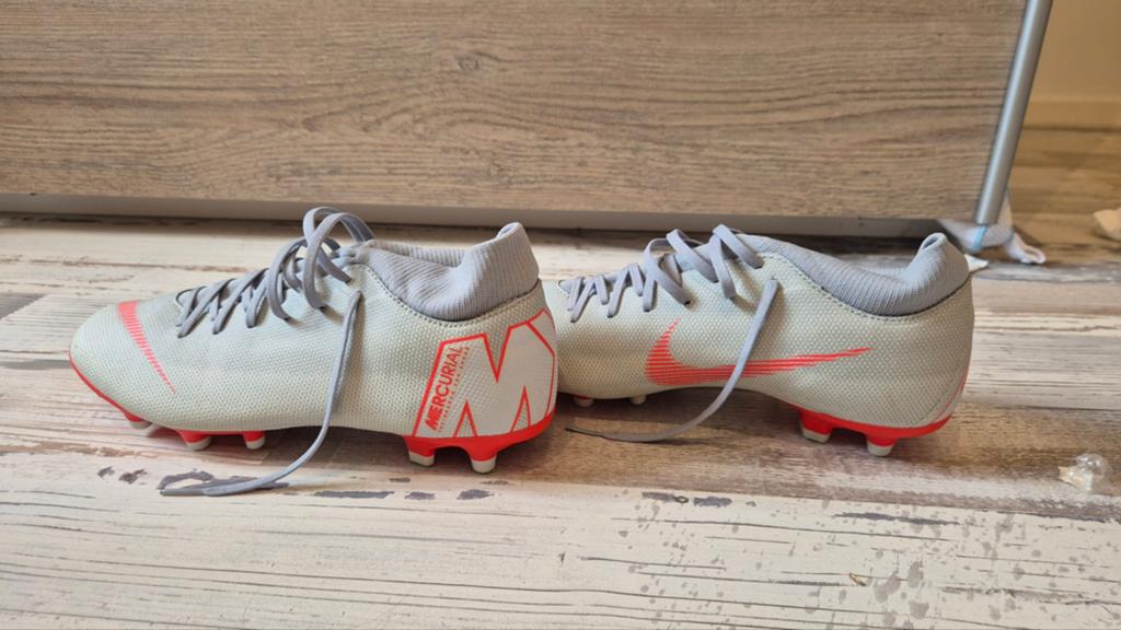 Dames voetbalschoenen maat 39 - Zo goed als nieuw, Maat XS of kleiner, Ophalen of Verzenden, Zo goed als nieuw, Schoenen
