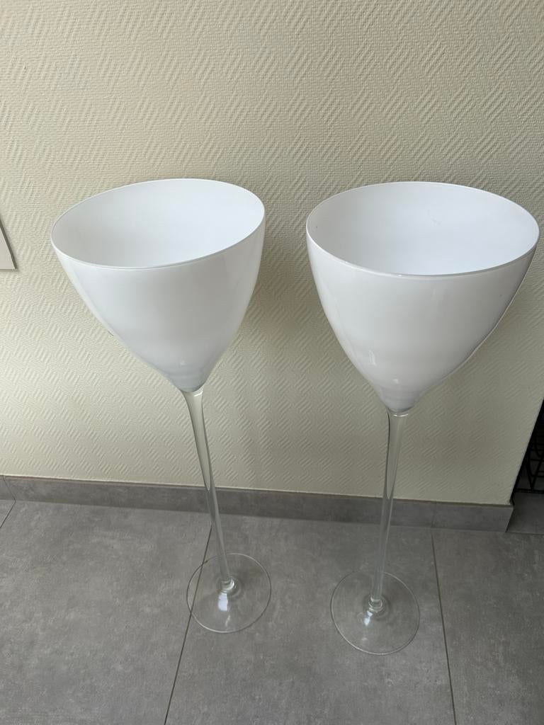 2 handgeblazen design wijnglazen (vloervazen)  1 meter opaal, Ophalen, Zo goed als nieuw, Rechthoekig, Glas