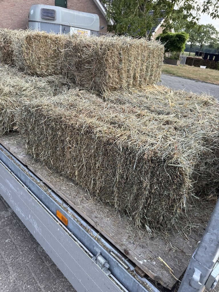 Kleine pakjes hooi, Ophalen, Vee