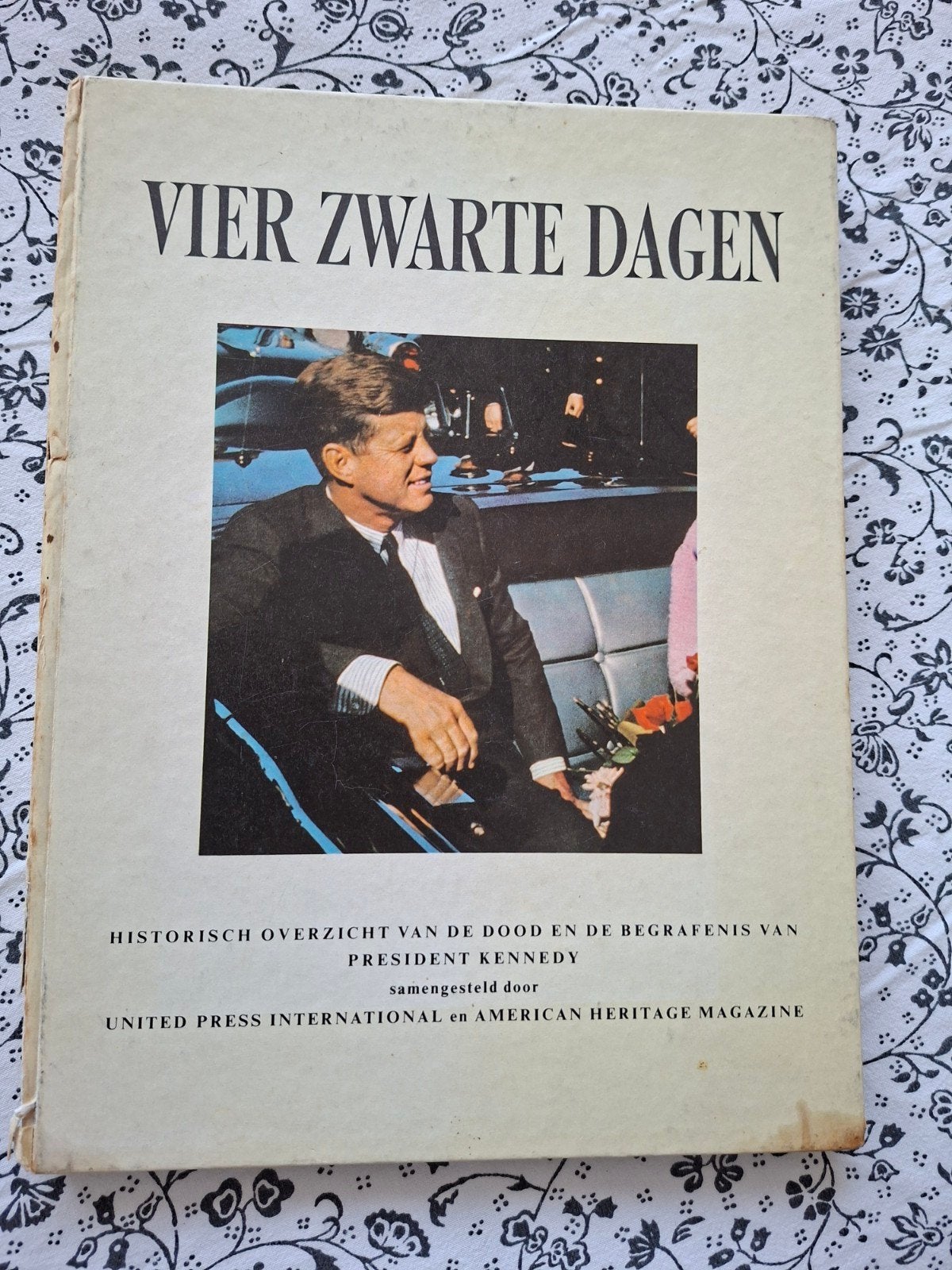 4 Zwarte Dagen: Historisch overzicht dood President Kenned, Diverse auteurs, Ophalen of Verzenden, 20e eeuw of later, Gelezen