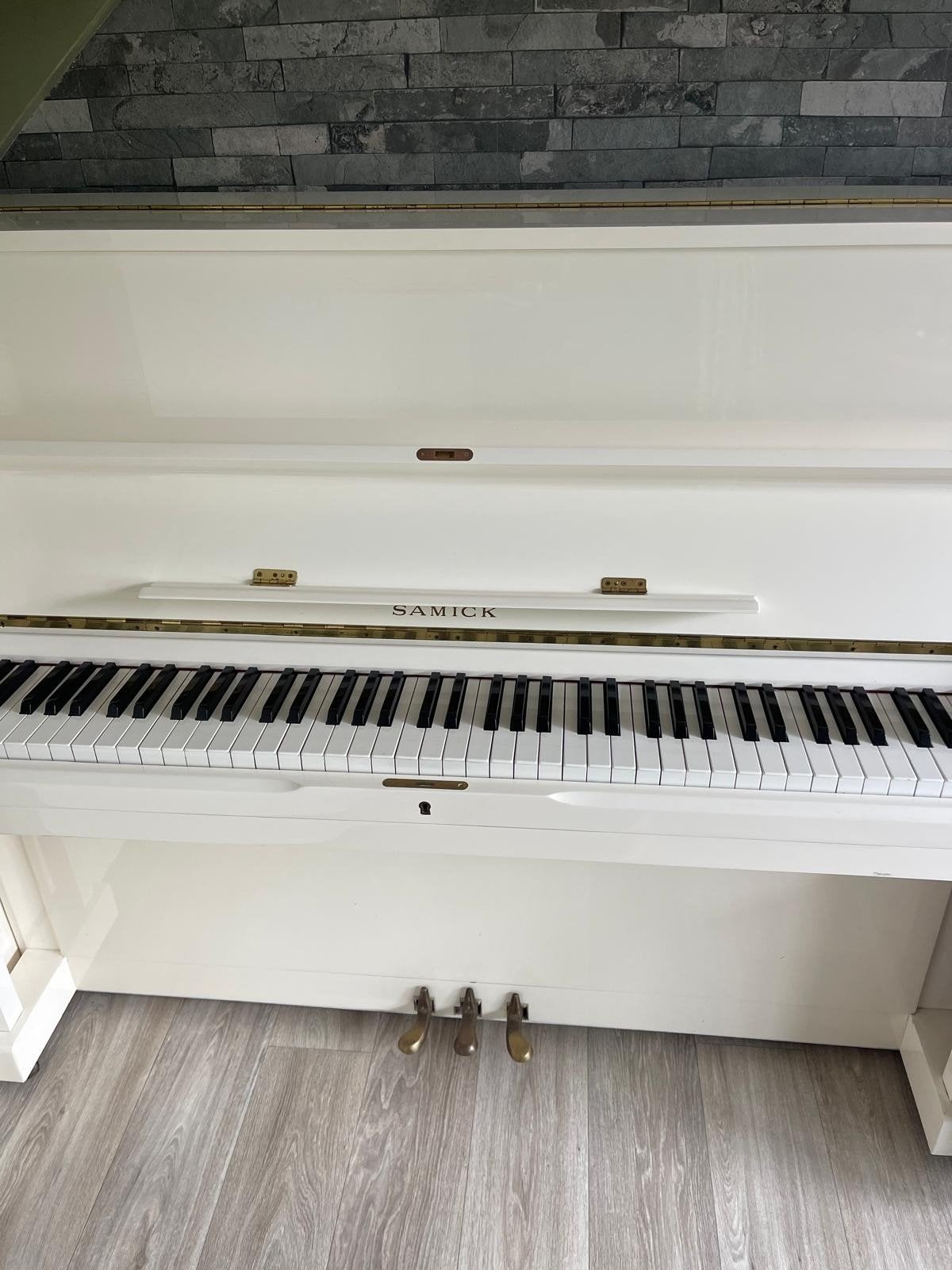 Witte Samick Piano SU-118 met pianostoel, Ophalen, Gebruikt, Wit