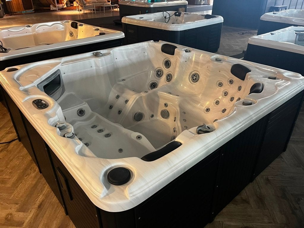 LUXE SPA/JACUZZI 6-PERS. - 2 LIGPLAATSEN - DIRECT LEVERBAAR!