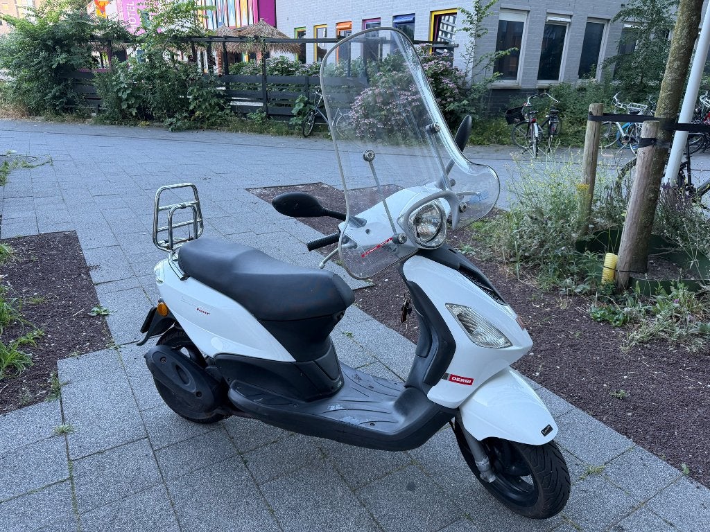 Piaggio Derbi Fly scooter, Fietsen en Brommers, Ophalen, Maximaal 45 km/u, Zo goed als nieuw, Fly