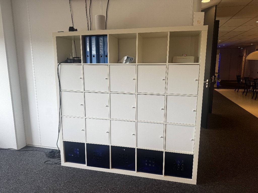 Gratis IKEA KALLAX 5x5 kast incl. deurtjes & bakken