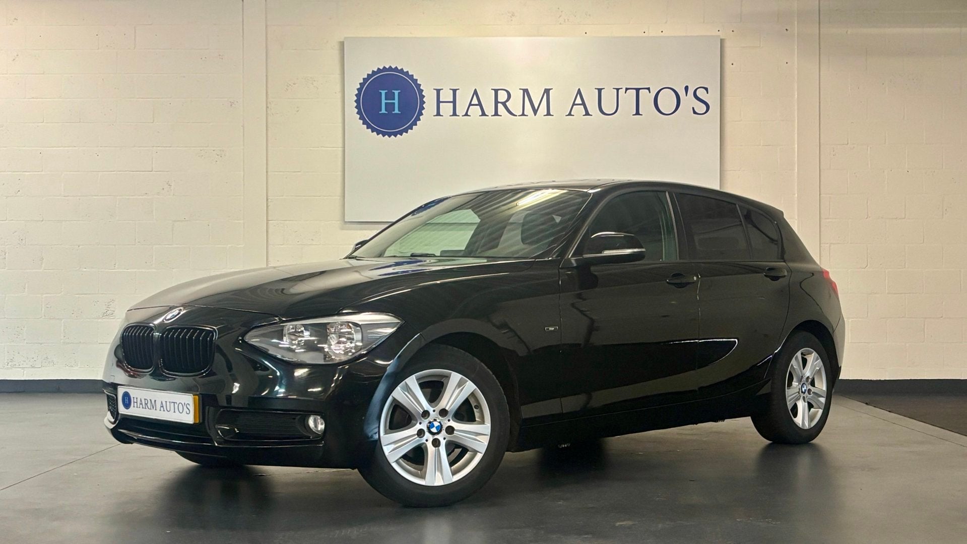 BMW 1-serie 116i Urban 136pk Airco / PDC / Bleutooth / Licht, 1-Serie, Euro 5, Gebruikt, Zwart