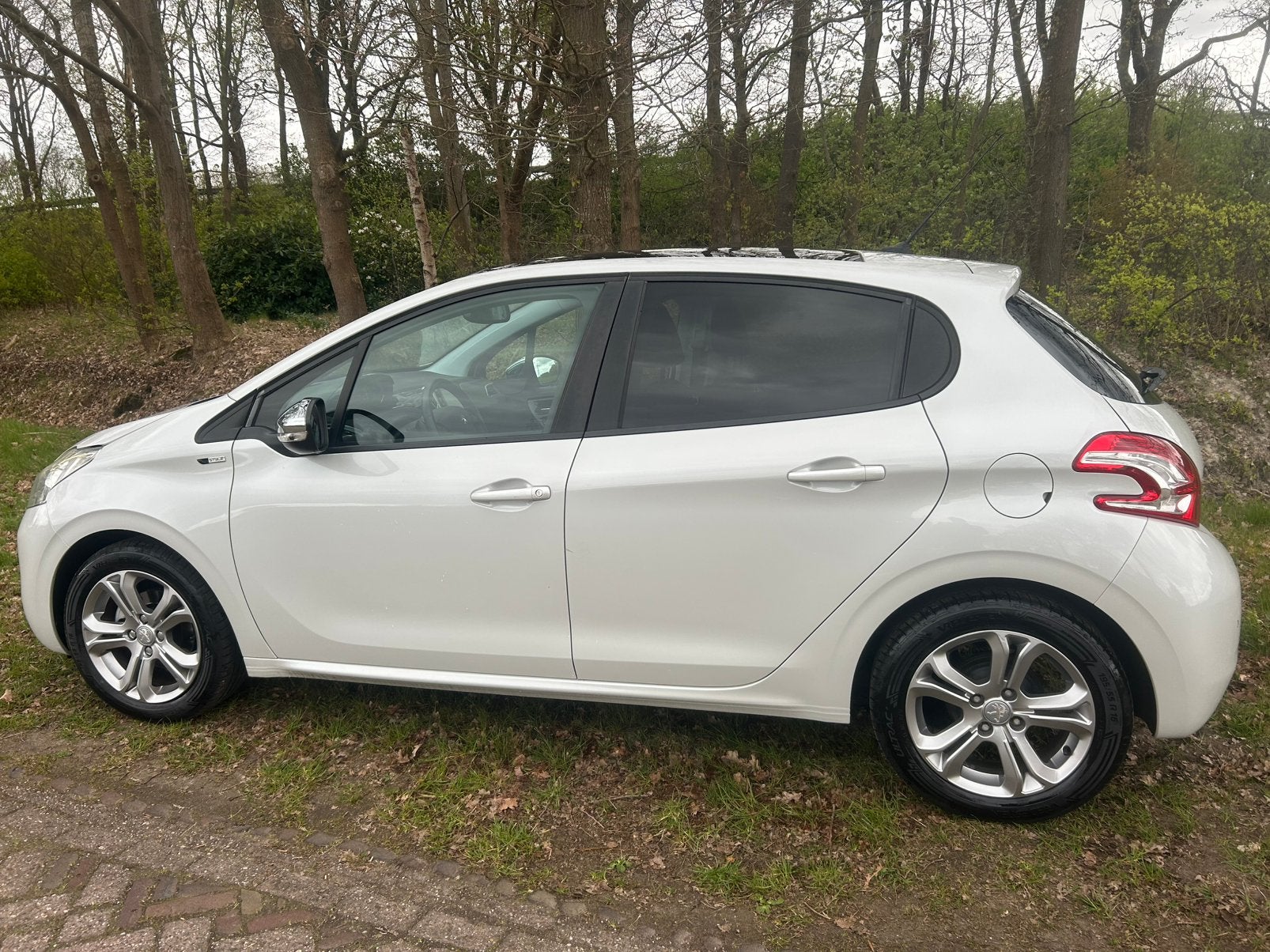 Peugeot 208 1.2 VTI 60KW/82PK 5-D 2015 Wit, Auto's, Voorwielaandrijving, Dealer onderhouden, 1199 cc, Wit