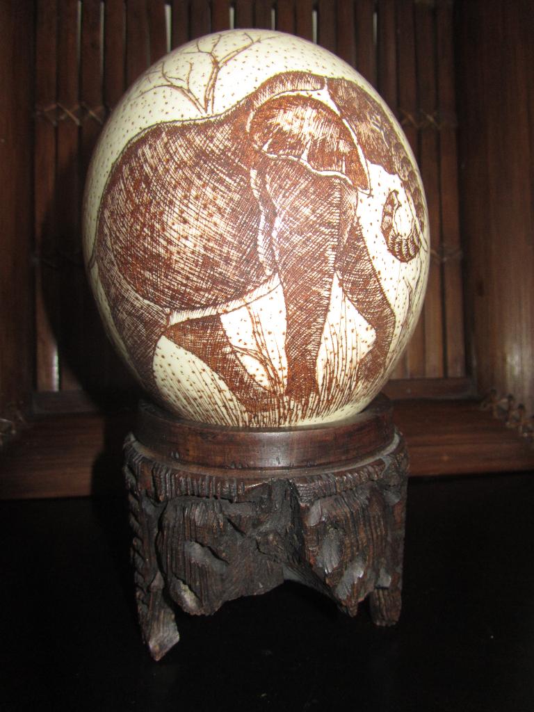Struisvogelei met afbeelding sepia olifant, Ophalen of Verzenden, Gebruikt