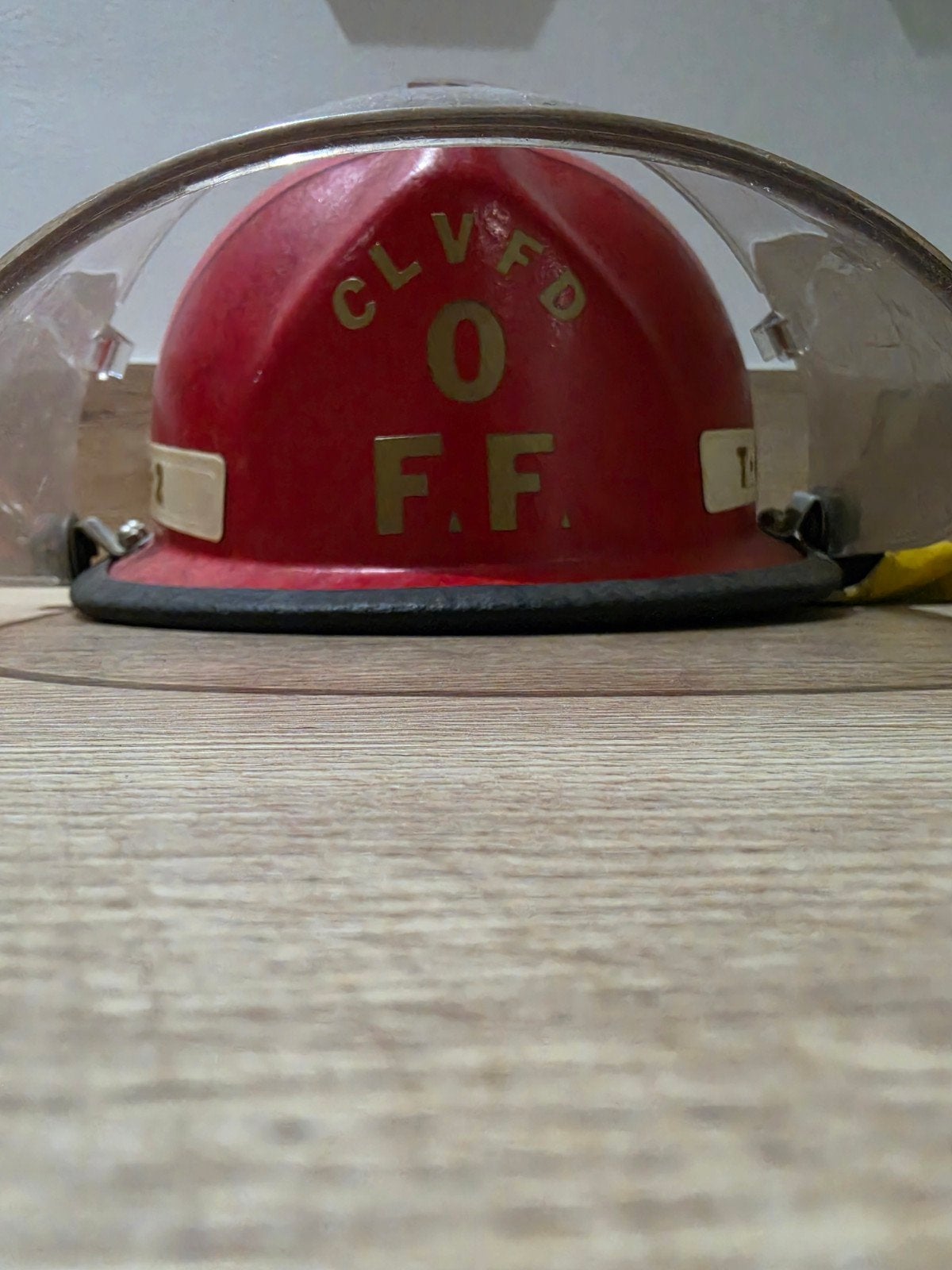 Amerikaanse Vintage Brandweerhelm met Decals, Ophalen of Verzenden, Gebruikt
