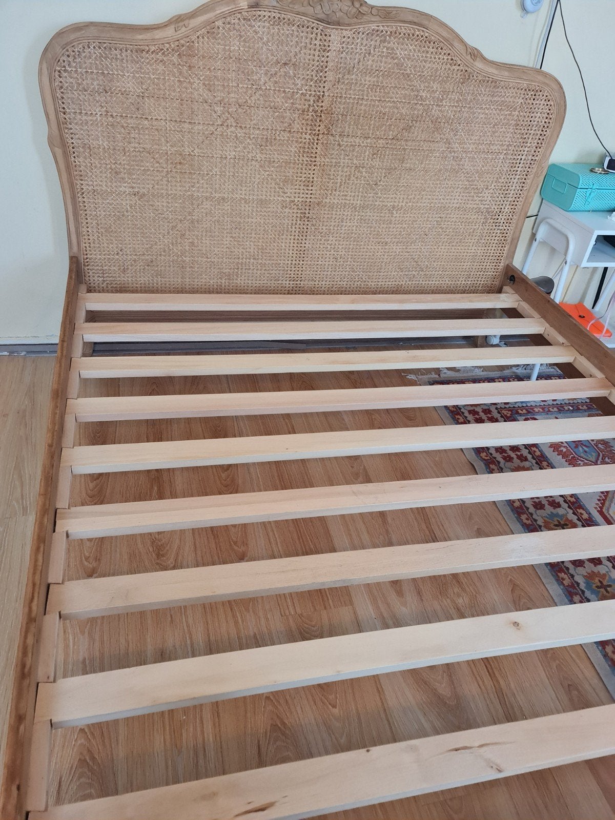 Elegant tweepersoonsbed 160x200 cm met rotan hoofdbord, Huis en Inrichting, Slaapkamer | Bedden, Ophalen, Gebruikt, Bruin, Tweepersoons