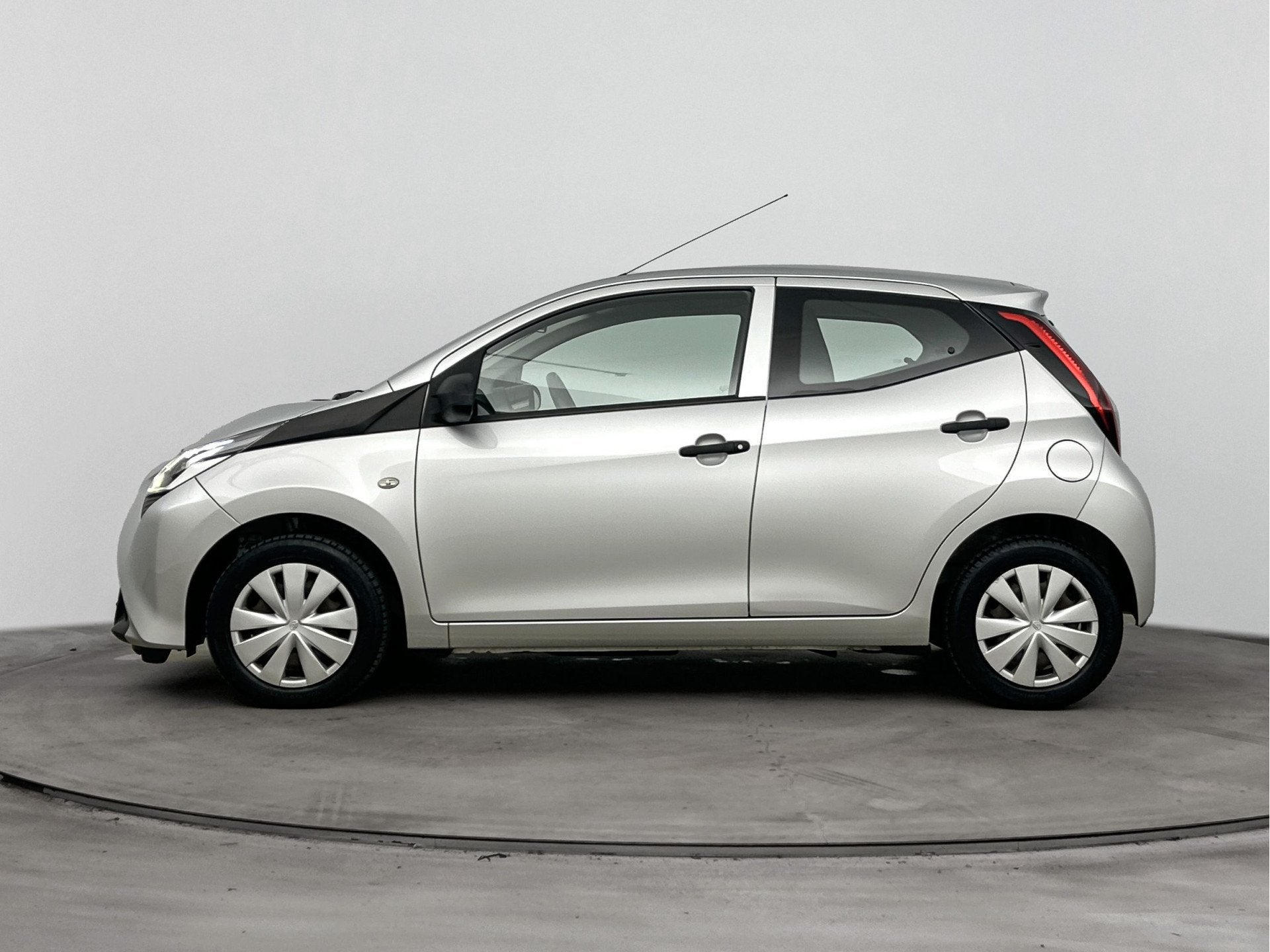 Toyota Aygo 1.0 VVT-i x-fun | Airco | Bluetooth | NL-Auto |, Auto's, Voorwielaandrijving, 12 maanden, Stof, Gebruikt