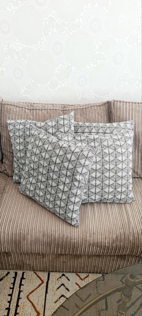 Set van 4 H&M Home kussens met Binnenkussen, Ophalen of Verzenden, Zo goed als nieuw, Wit, Vierkant