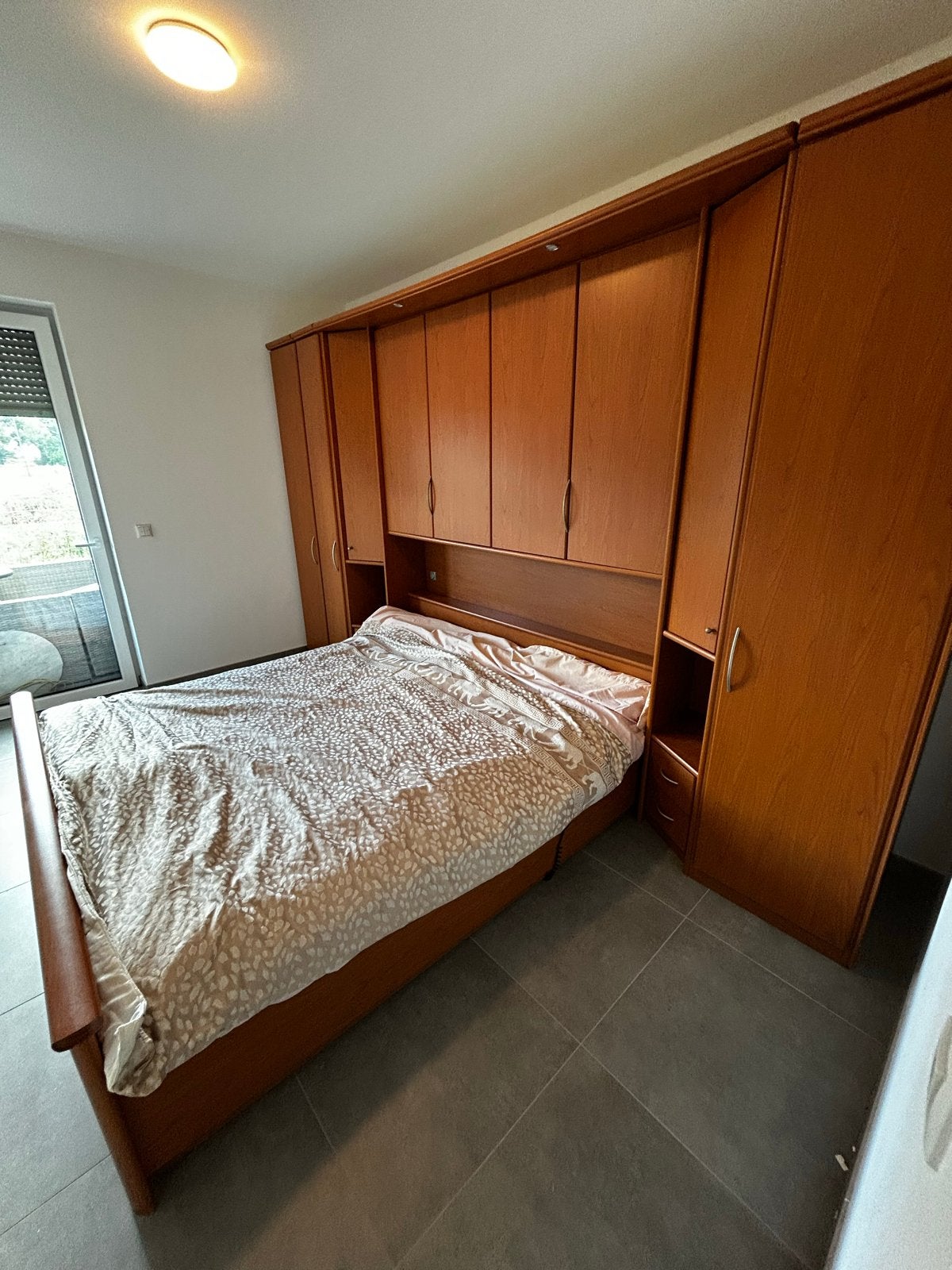 Complete slaapkamer: kastenwand & elektrisch verstelbaar bed, Ophalen, Gebruikt, Tweepersoons