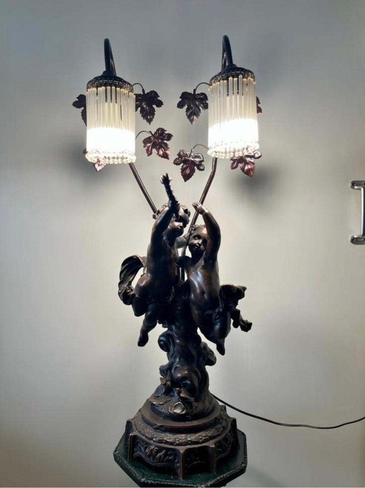Antieke bronslook lamp op sokkel engelen met verlichting, Antiek en Kunst, Antiek | Lampen, Ophalen