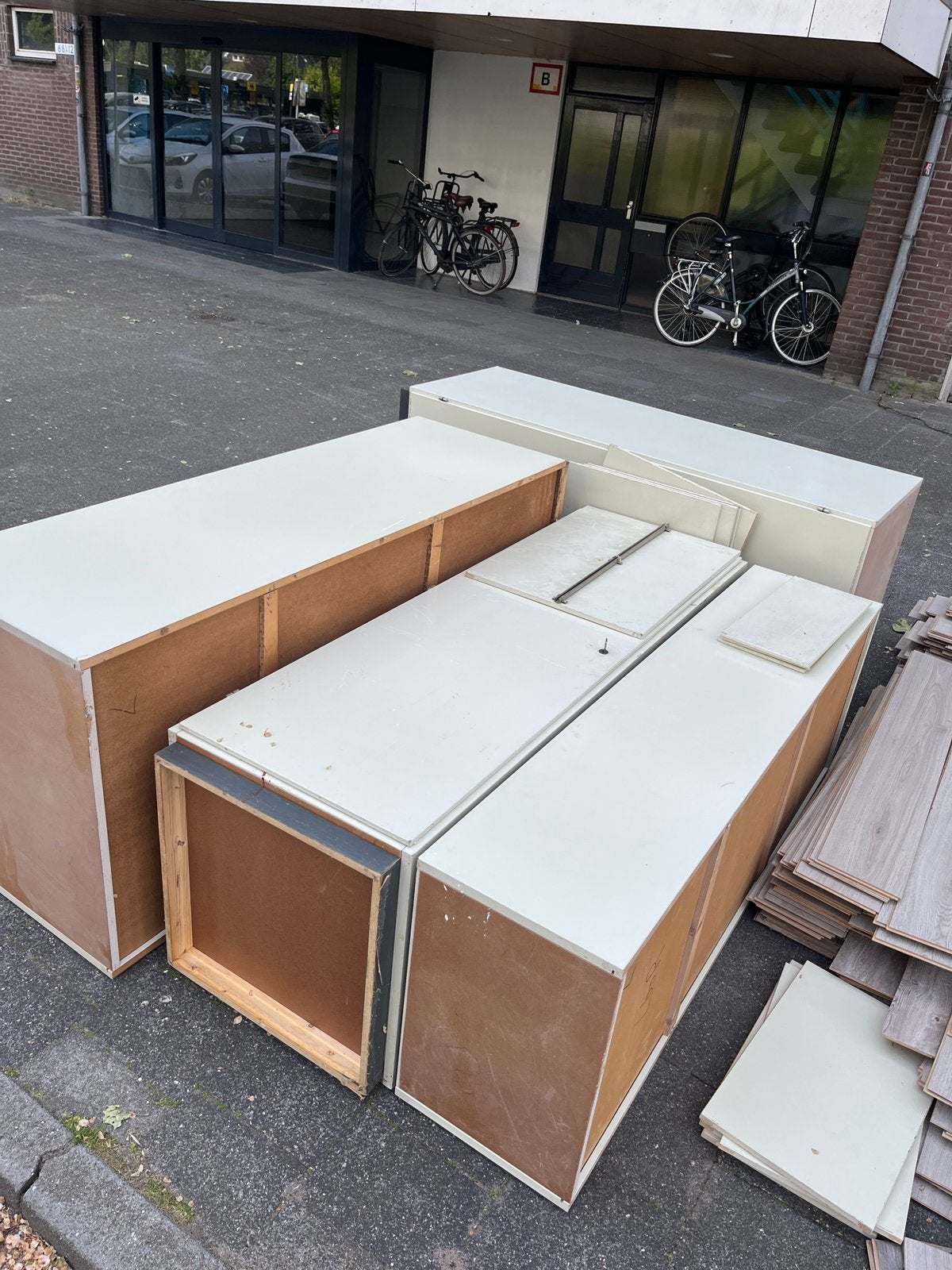 Gratis closet, Ophalen, Zo goed als nieuw