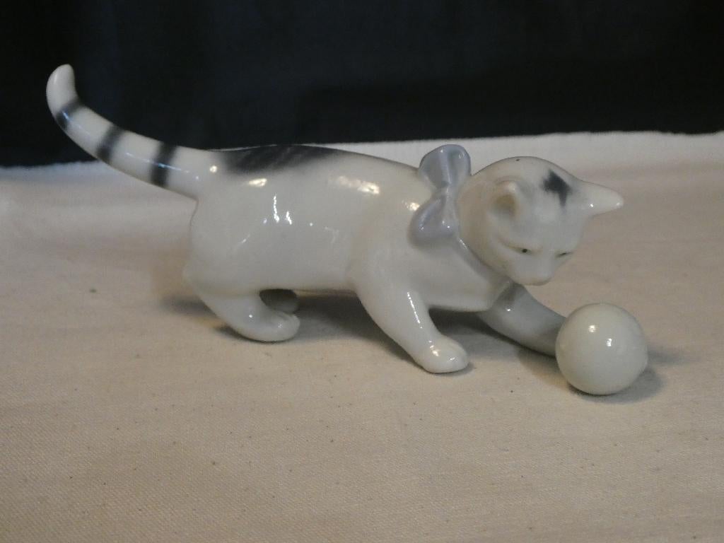 Metzler & Ortloff, spelende kat met een bal, 15 cm., Ophalen of Verzenden, Gebruikt, Hond of Kat, Beeldje of Figuurtje