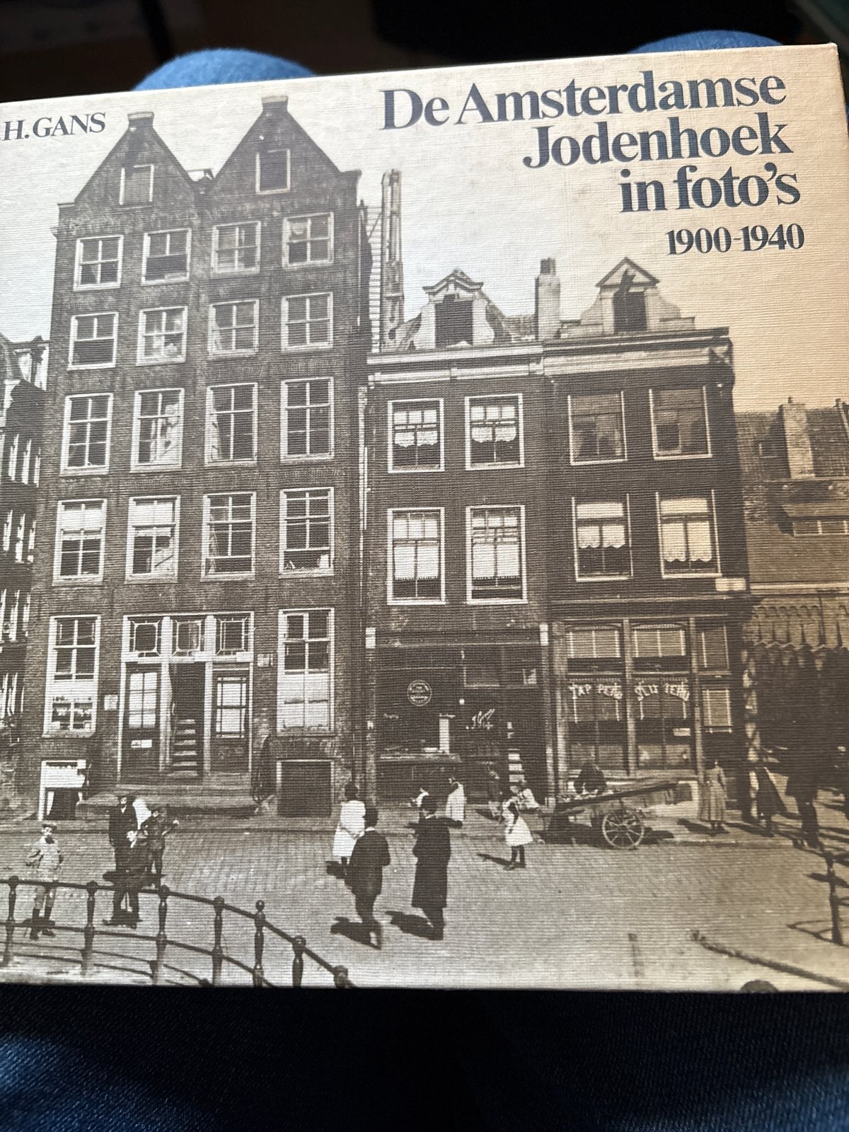 De Amsterdamse Jodenhoek in foto's 1900-1940 & Prentenboek v, Ophalen of Verzenden, Gelezen, Prentenboek