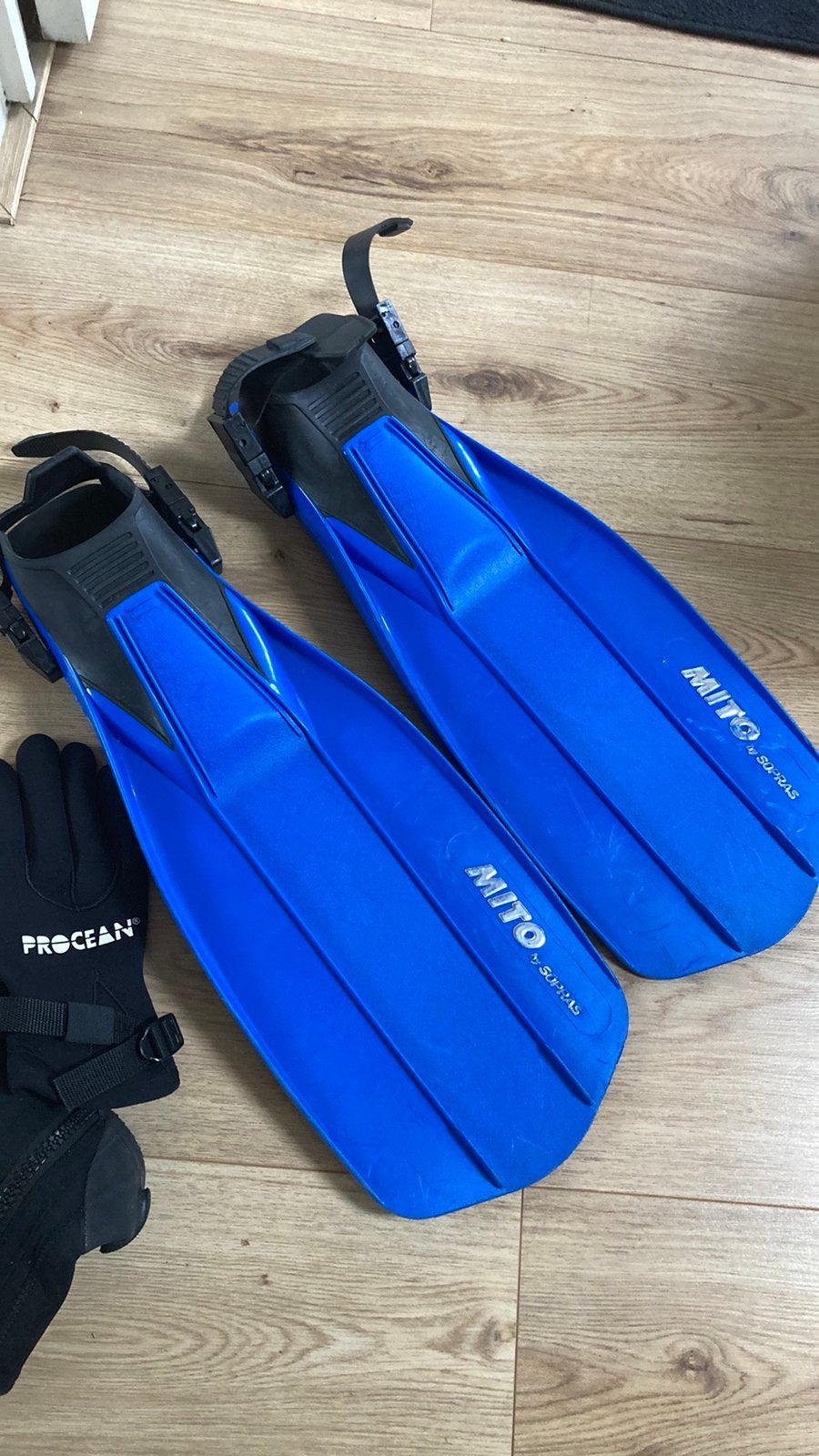Duikschoenen (41) en flippers en handschoenen, Watersport en Boten, Ophalen of Verzenden, Zo goed als nieuw, Zwem- of Duikvliezen