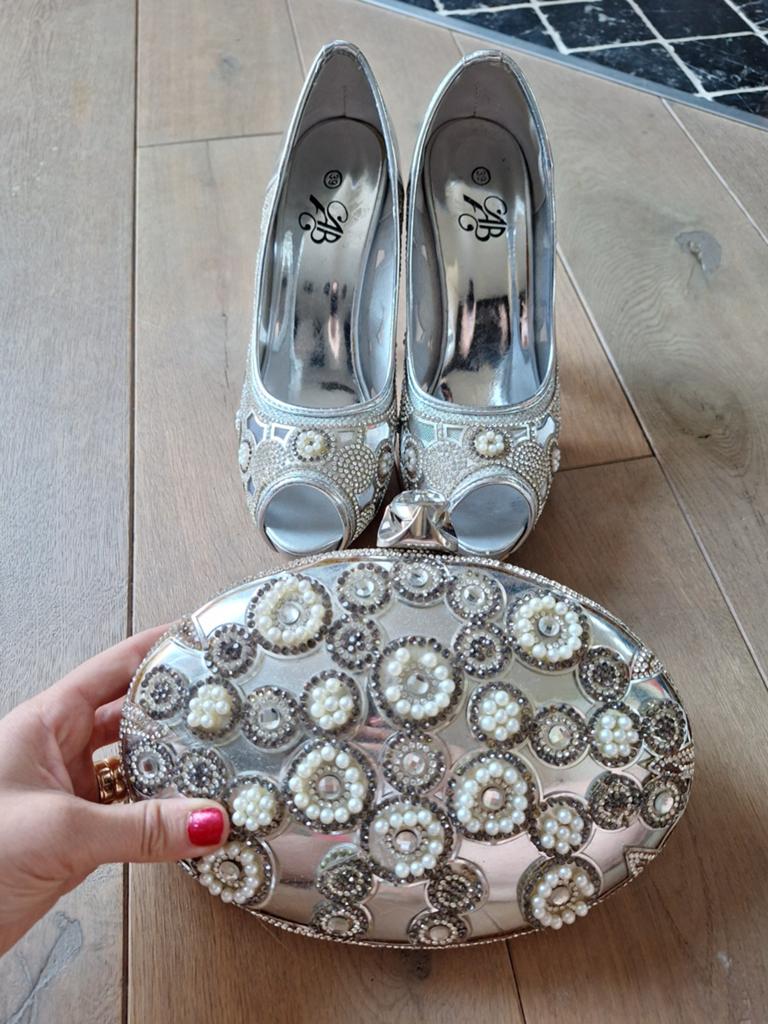Elegante zilverkleurige pumps met parels en strass - Maat 39, Pumps, Overige kleuren, Ophalen of Verzenden, Onbekend