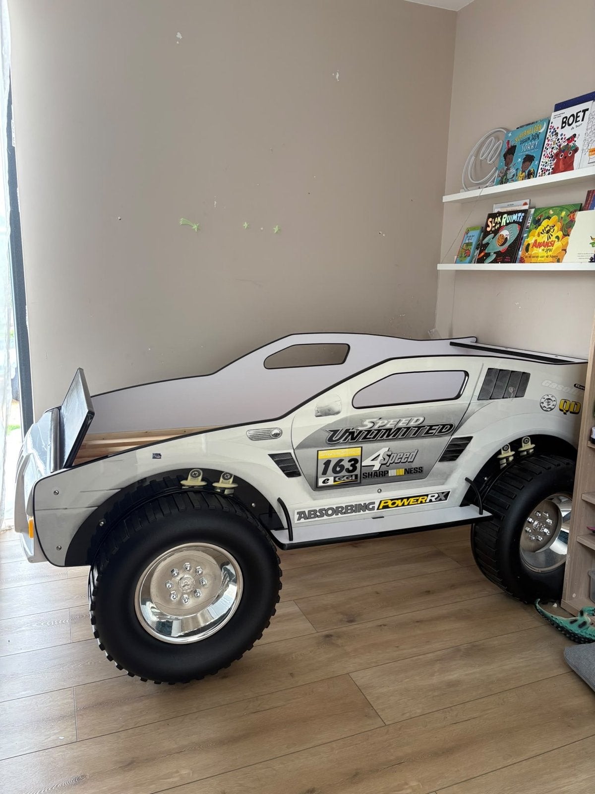 Raceauto kinderbed - 90x200 incl. Matras Wit met zwart, Ophalen, 85 tot 100 cm, Gebruikt, Lattenbodem