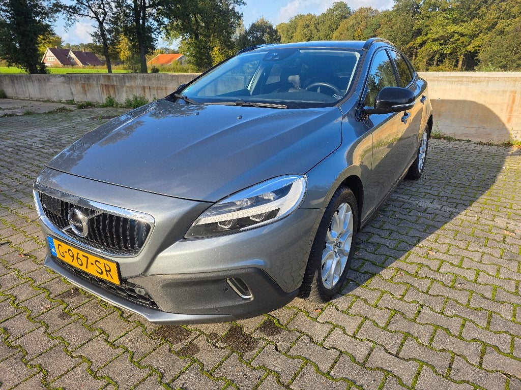 Volvo V40 1.5 T3 152PK Geartronic 2019 Grijs met trekhaak, Zwart, 4 cilinders, 700 kg, 75 €/maand