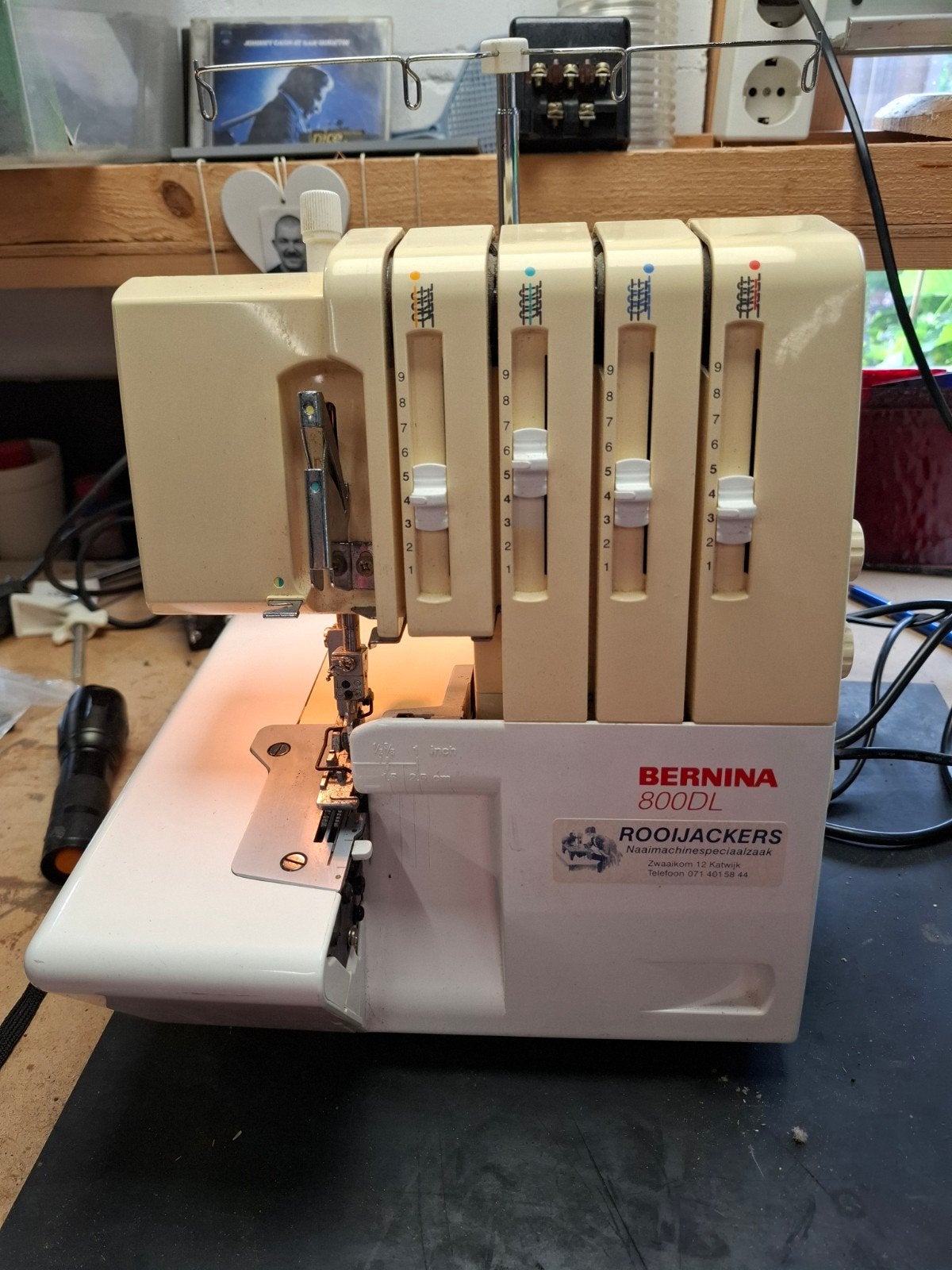 Bernina 800DL Lockmachine, Ophalen of Verzenden, Zo goed als nieuw, Lockmachine, Bernina