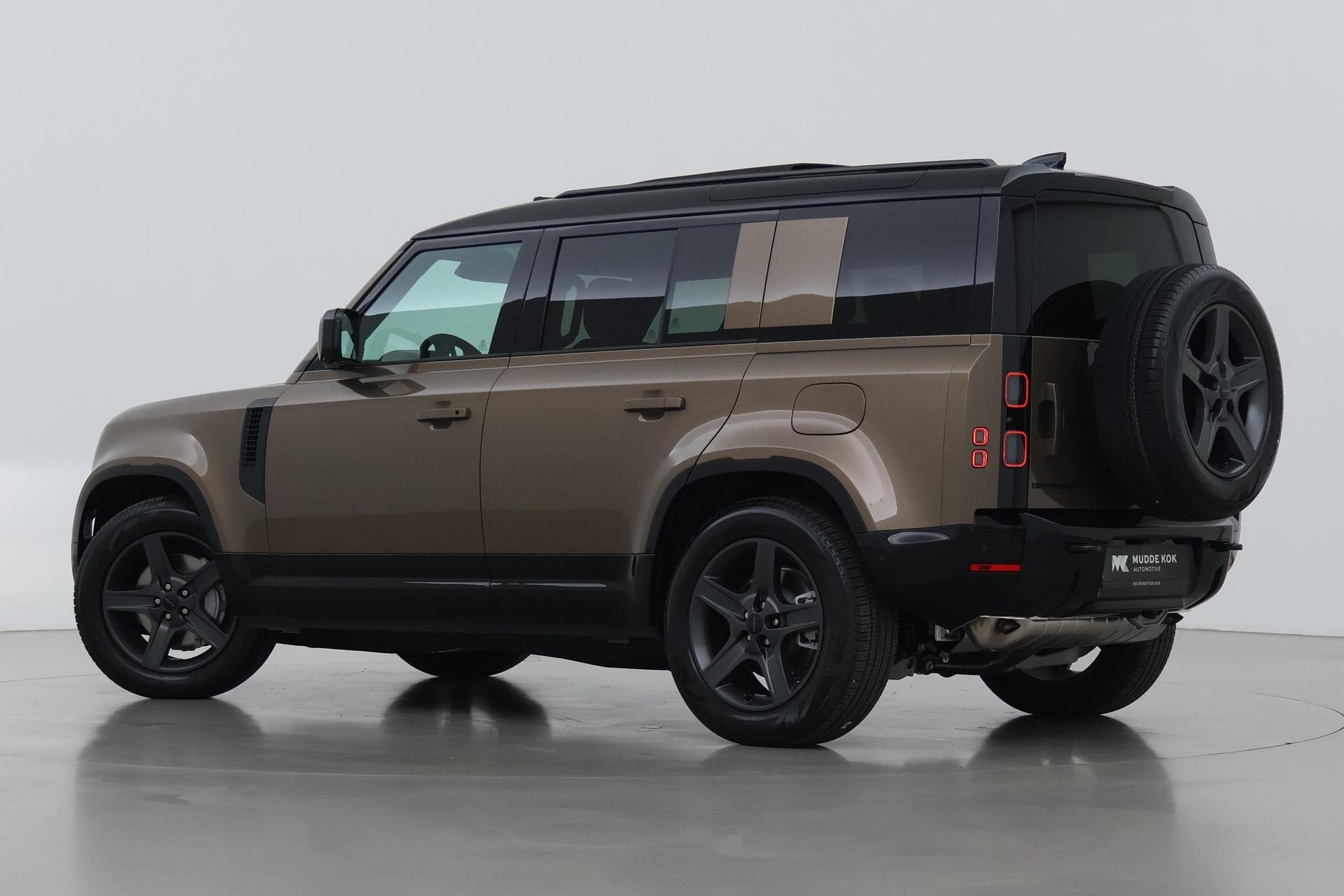 Land Rover Defender 2.0 P300e 110 X-Dynamic SE | FACELIFT |, Auto's, Land Rover, Automaat, Gebruikt, 4 cilinders, Bruin