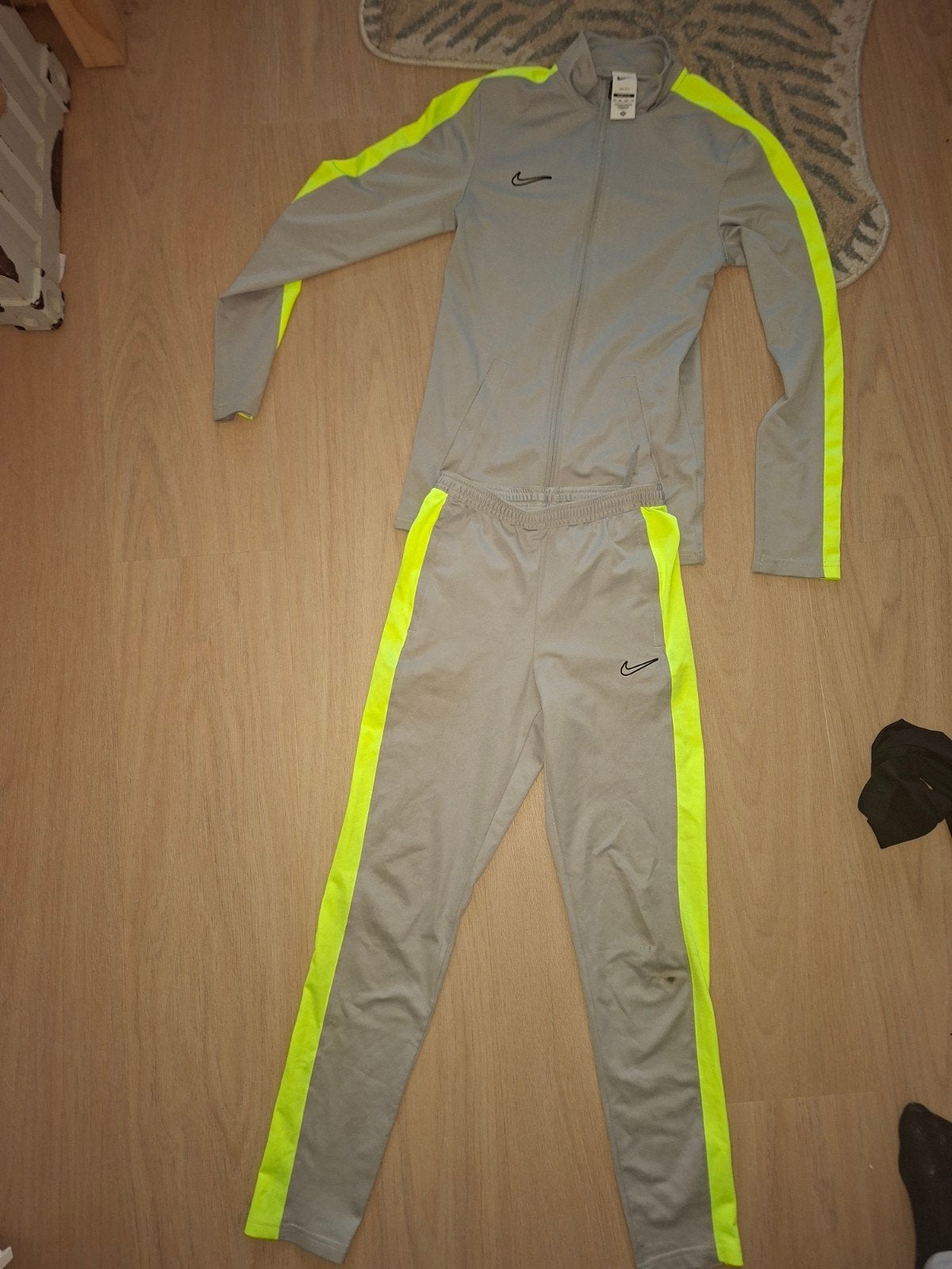 Nike trainingspak grijs/neon geel - maat M, Kleding | Heren, Sportkleding, Maat 48/50 (M), Nike, Ophalen of Verzenden, Grijs