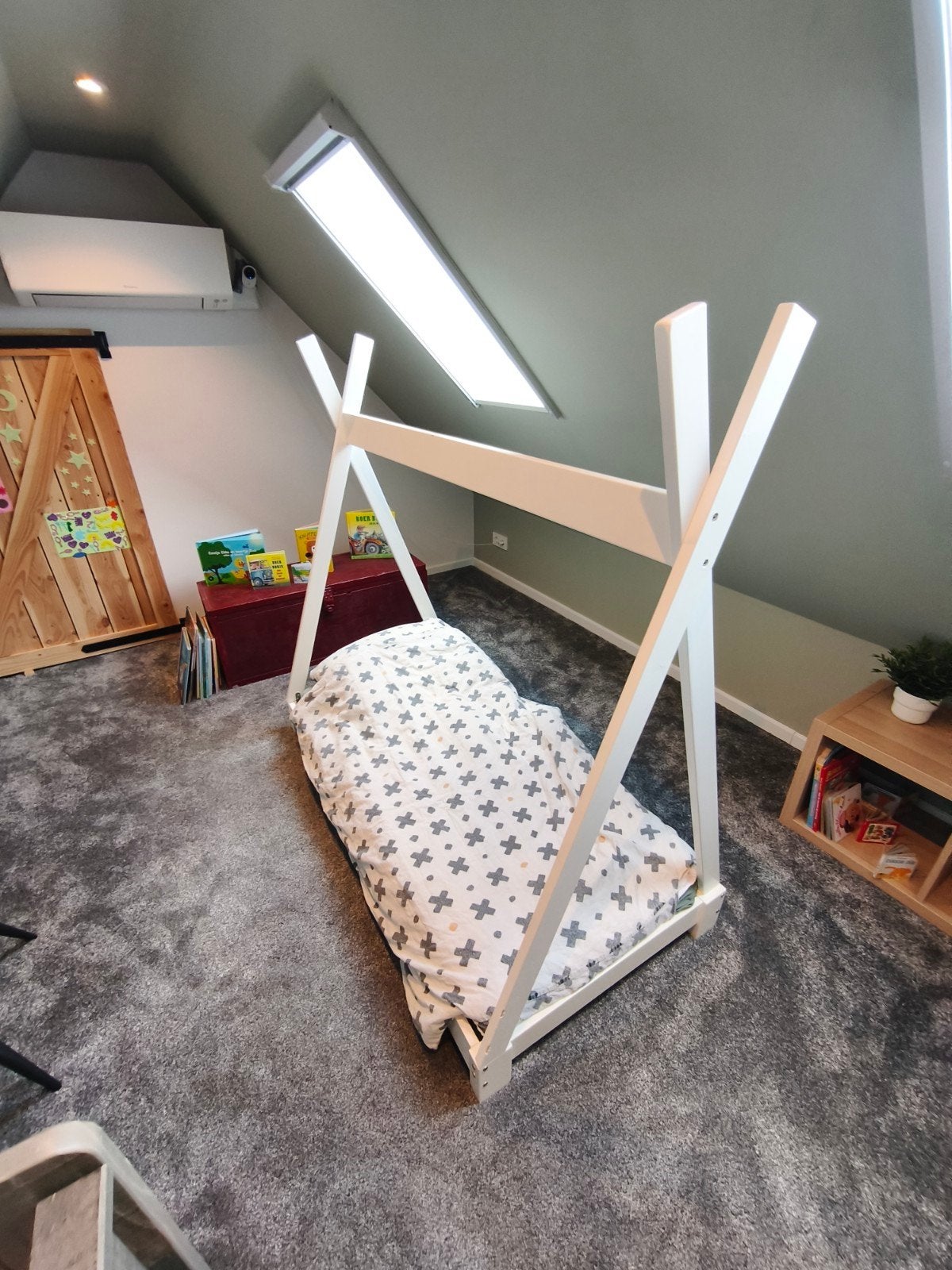 Wit houten kinderbed met lattenbodem en matras, Ophalen, Gebruikt, Eenpersoons, Tipi-stijl