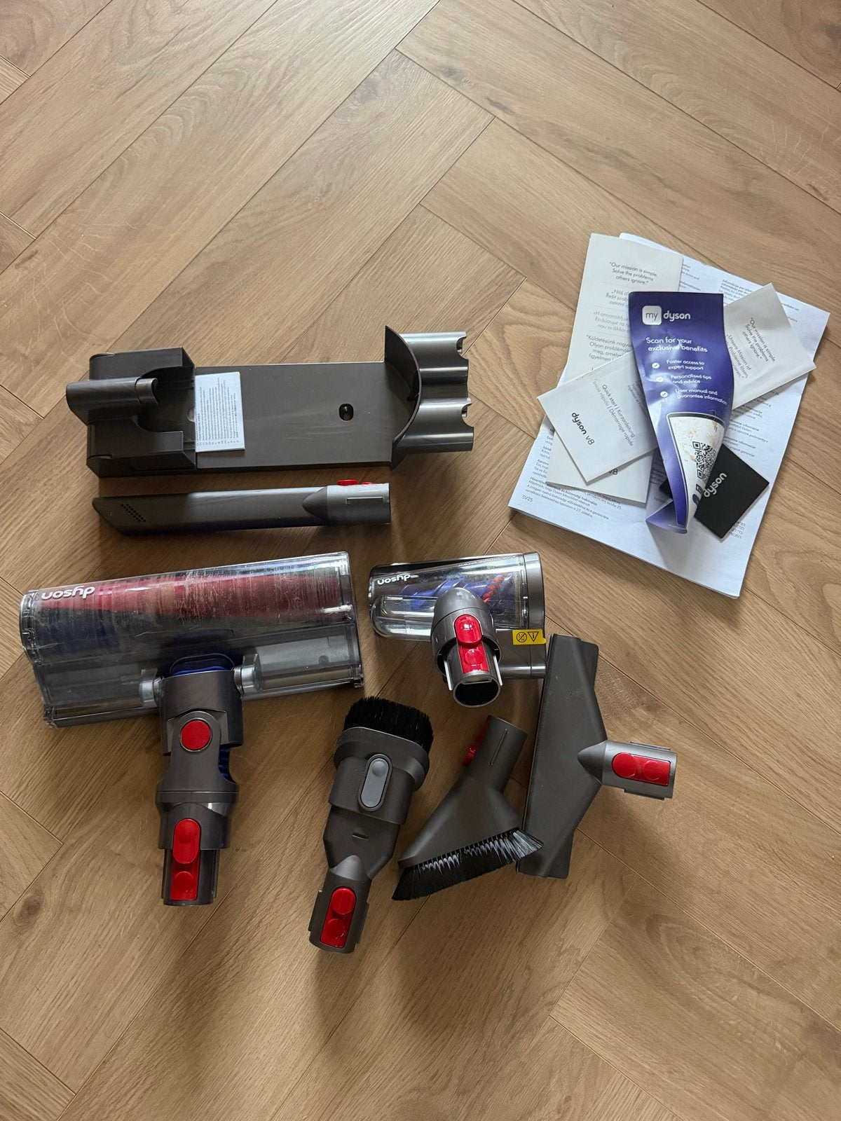 Foto 4 van Dyson V8 Absolute steelstofzuiger met accessoires