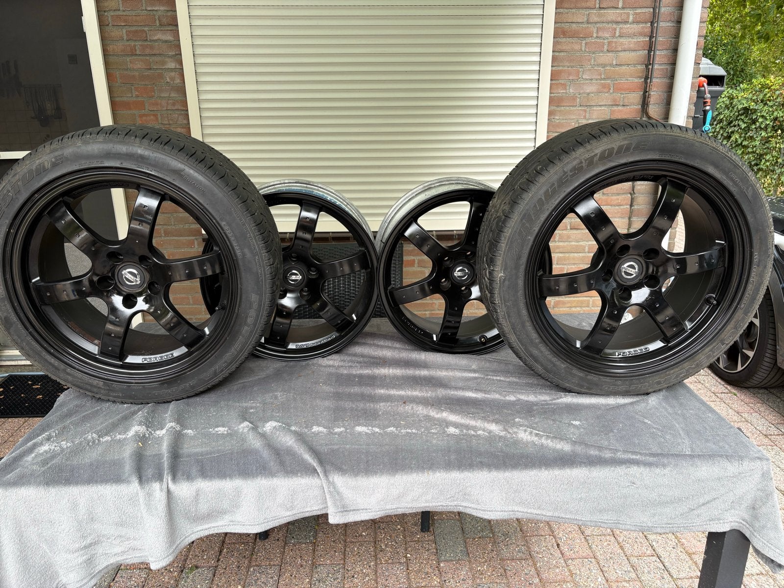 Nissan 18 inch velgen met Bridgestone zomerbanden, Auto-onderdelen, Banden en Velgen, Ophalen, 18 inch, Banden en Velgen, Personenwagen