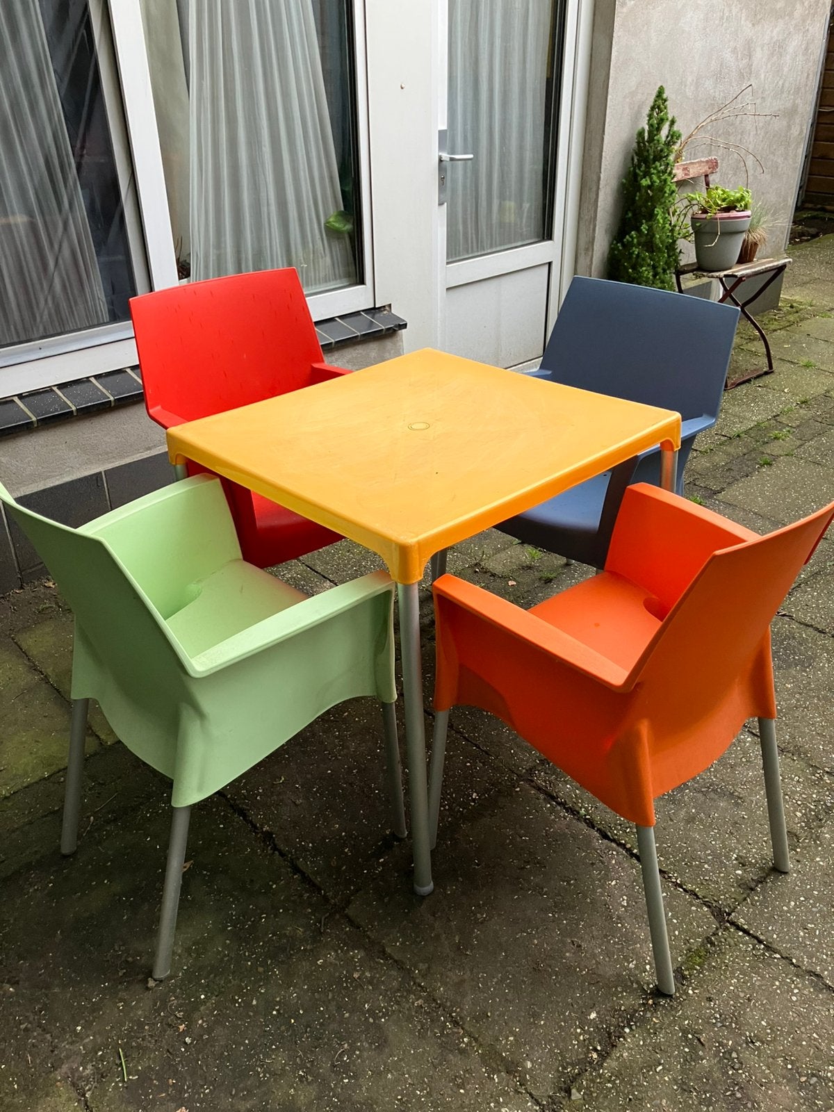 Terrasstoelen en tafel  koopje 75€, Tuin en Terras, Tuinsets en Loungesets, Ophalen, 4 zitplaatsen, Kunststof, Gebruikt