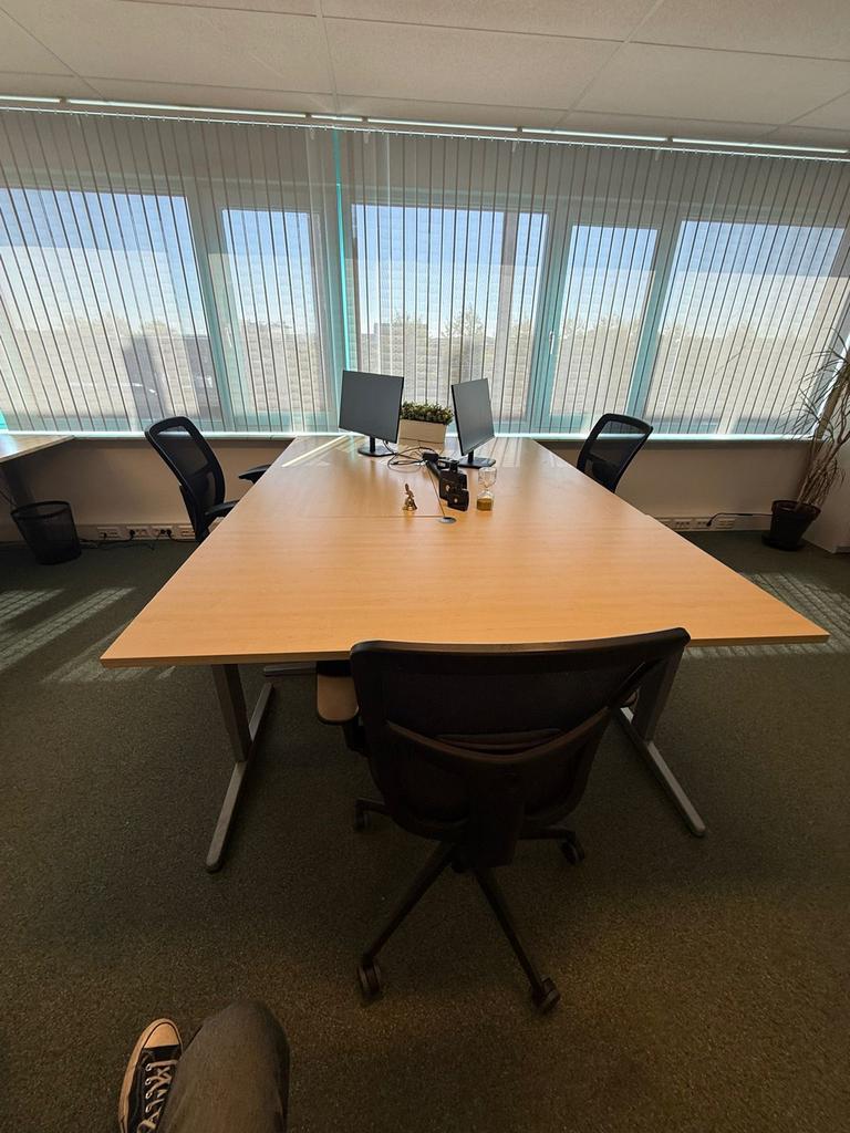 Complete kantoorinrichting: bureaus, stoelen en schermen, Zakelijke goederen, Kantoor en Winkelinrichting | Kantoormeubilair en Inrichting