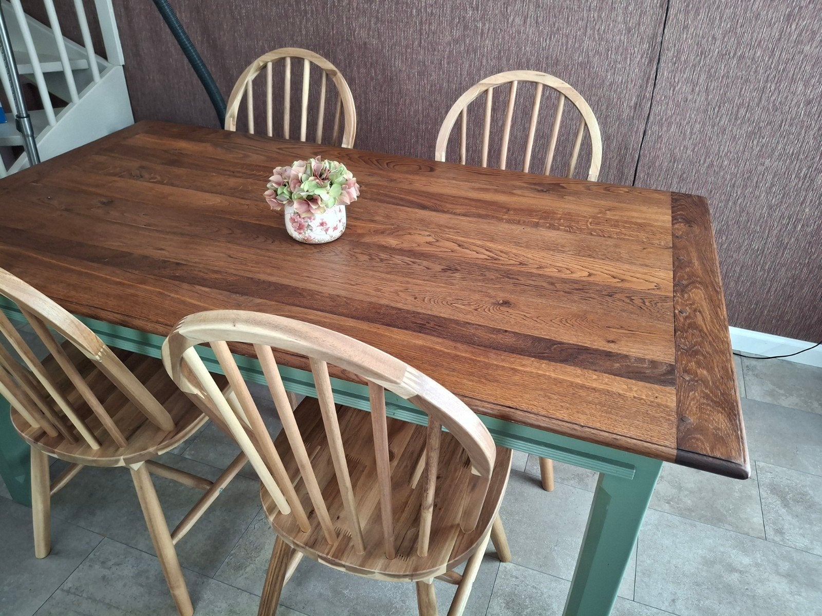 Robuuste eettafel met houten blad en groene poten, Ophalen, Gebruikt, Rustiek, 50 tot 100 cm
