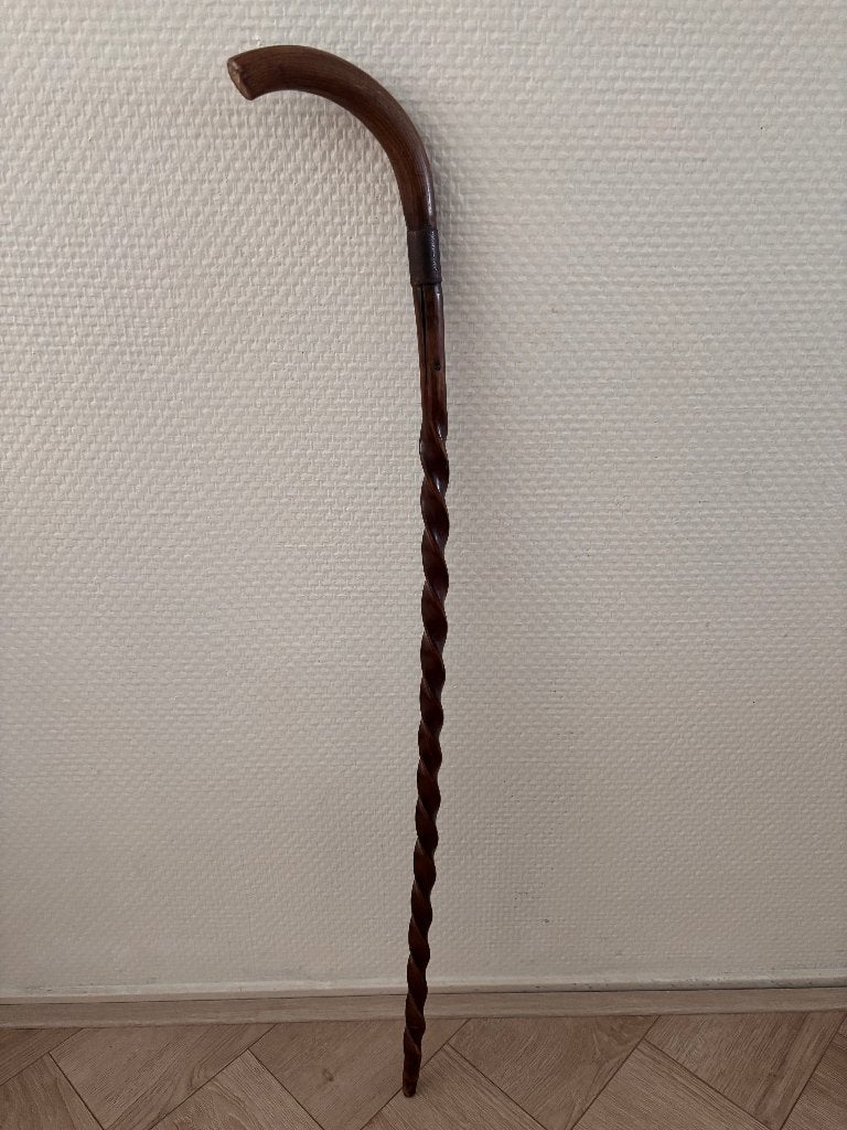 Antieke handgesneden houten wandelstok met getorste steel., Ophalen of Verzenden