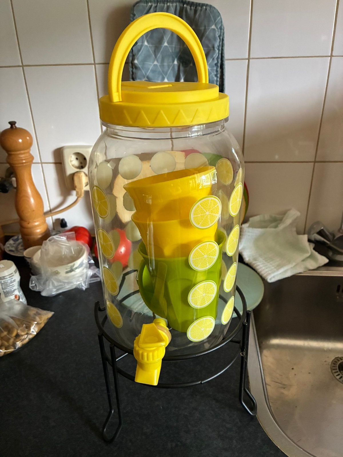 Tap met bekers op standaard, Ophalen, Zo goed als nieuw