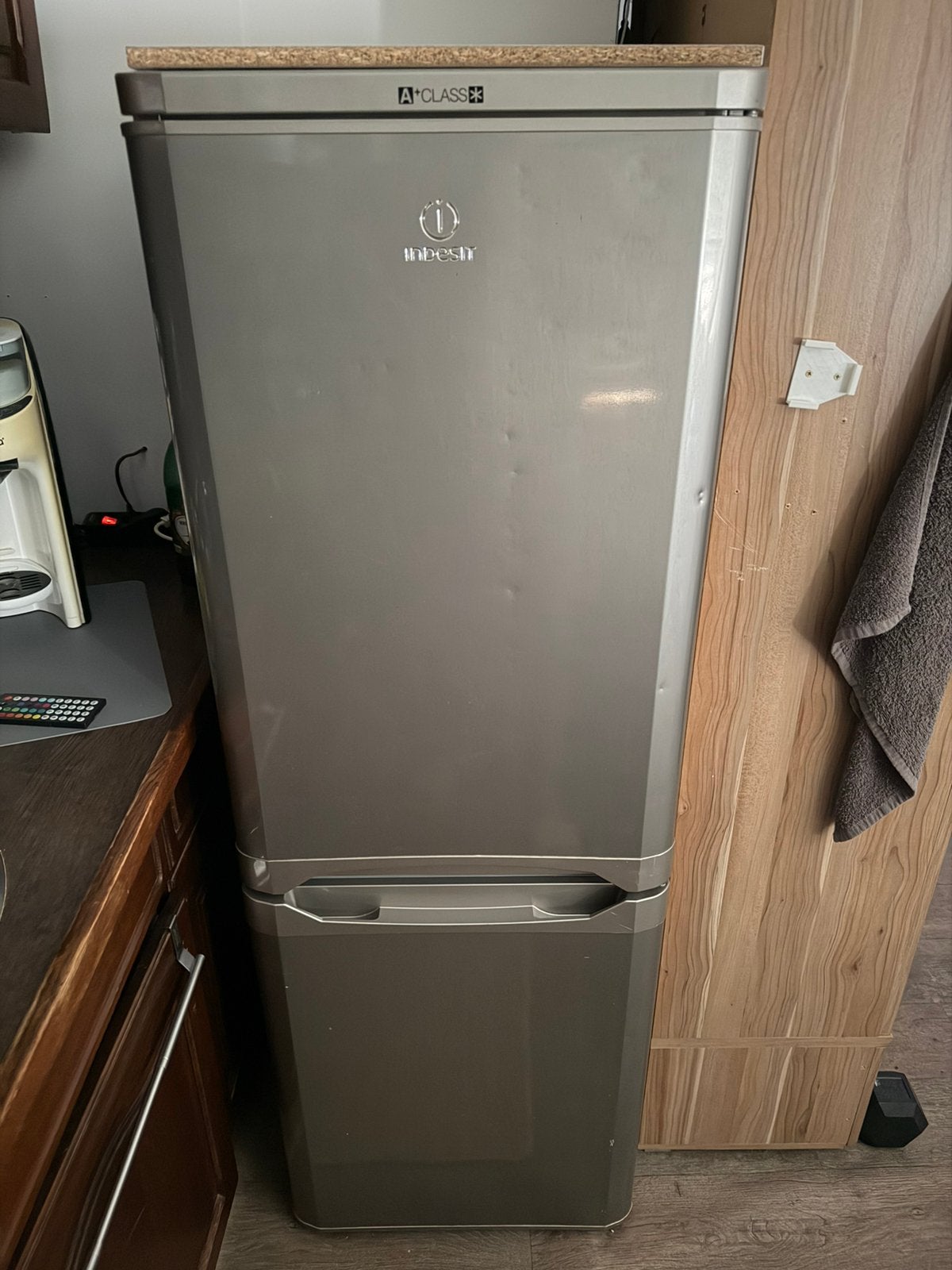 Indesit koel/vries combinatie A+ ken eventueel bezorgen., Ophalen, Gebruikt, 200 liter of meer, Met aparte vriezer