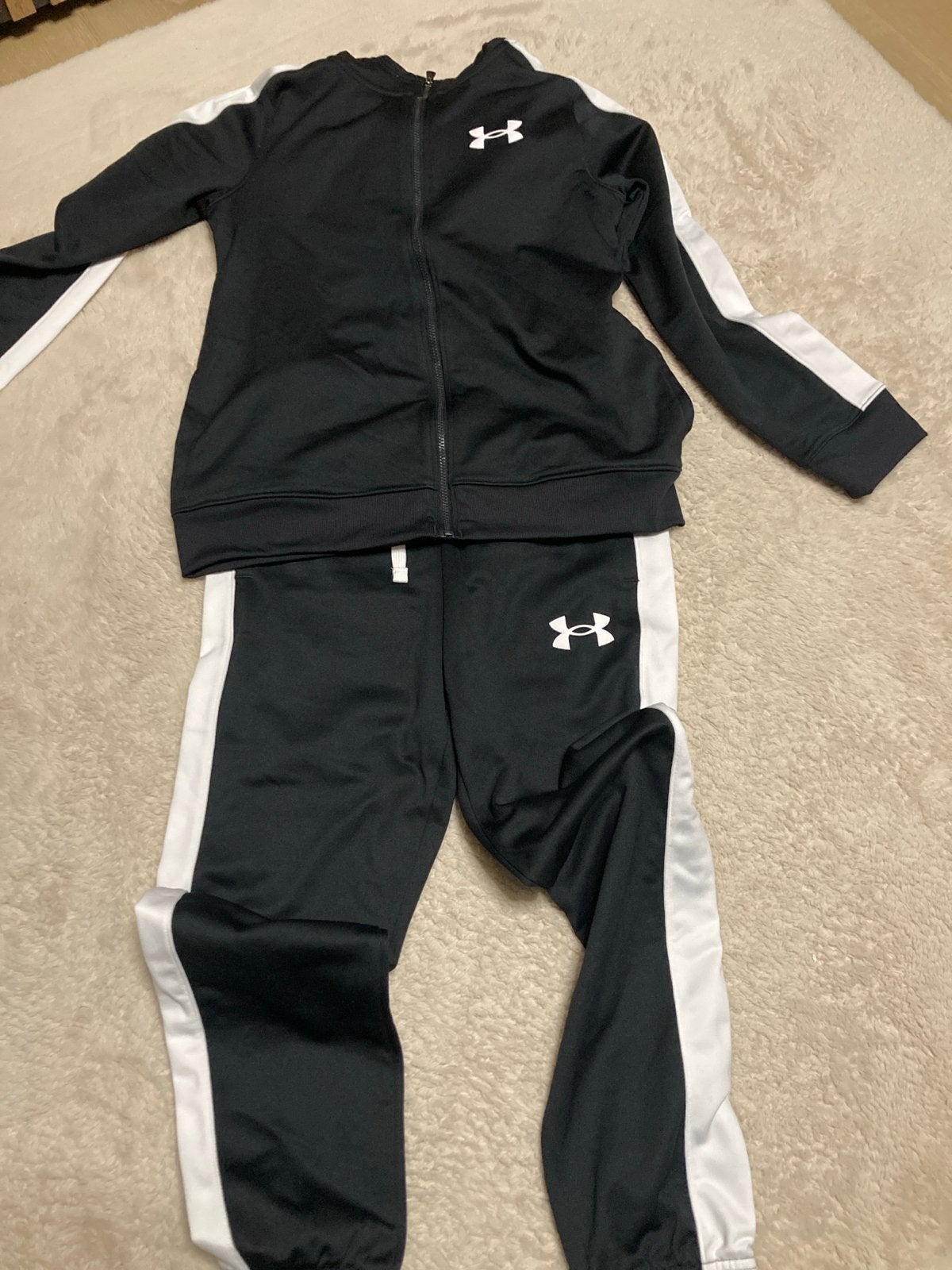 Under Armour trainingspak voor kinderen (zwart/wit), Kinderen en Baby's, Ophalen, Gebruikt, Jongen of Meisje