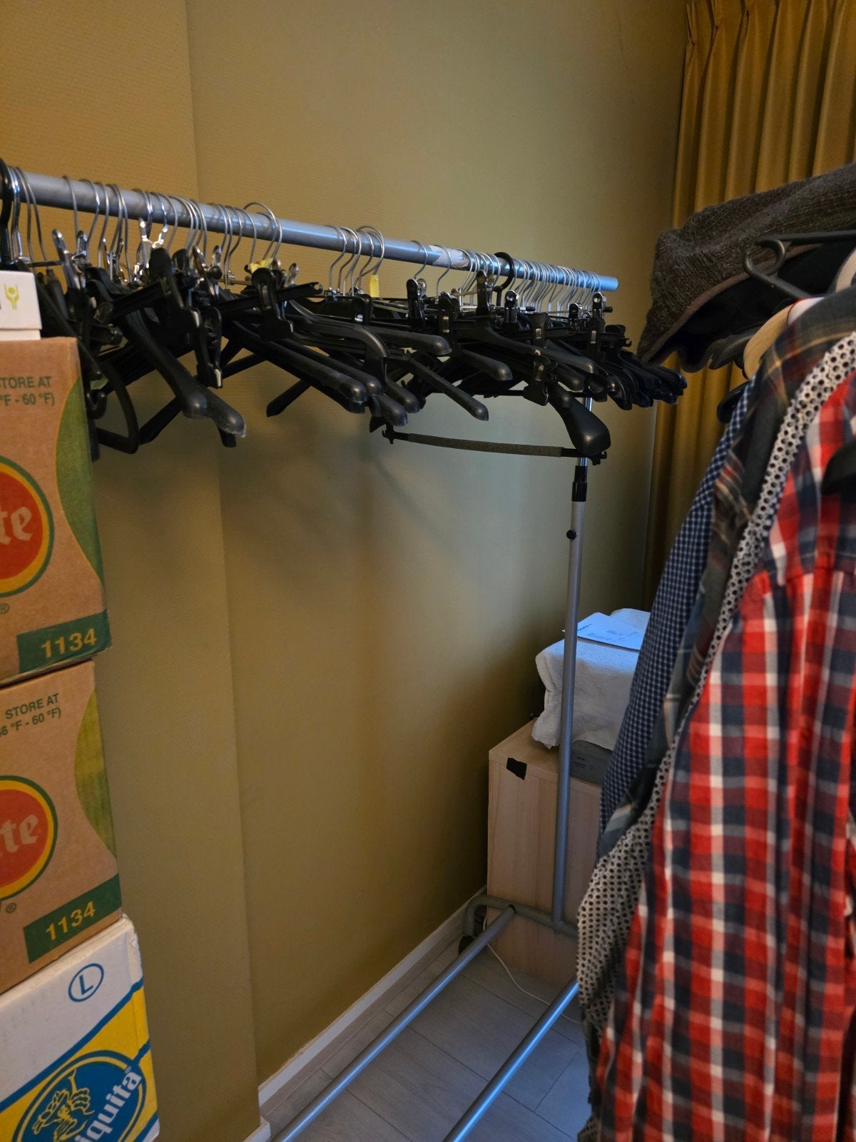 1 Niet-demontabele kledingrekken van ijzer met wieltjes, Kleding | Dames, Kledingrekken, Gebruikt, Met wielen, Ophalen