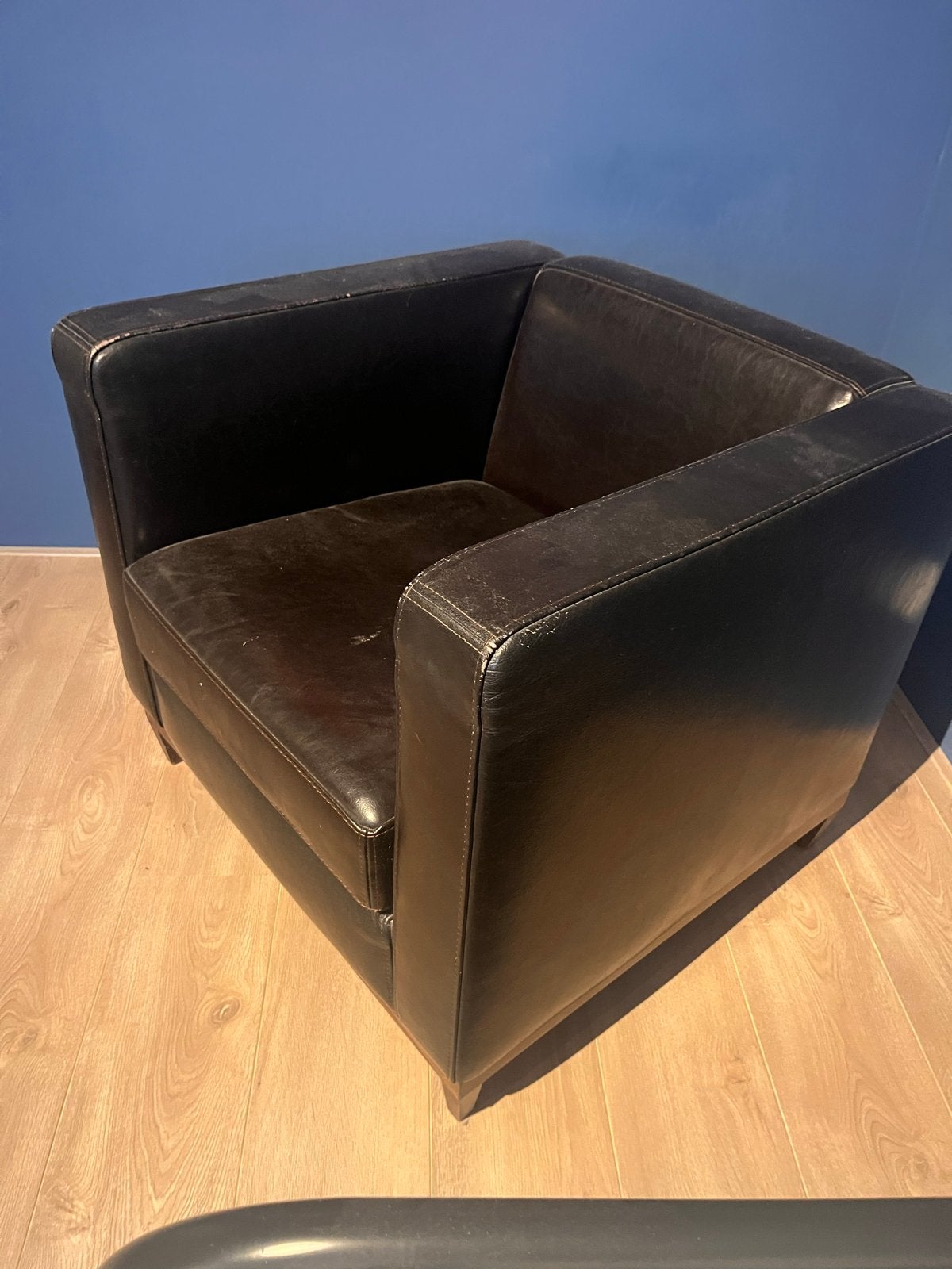Comfortabele zwarte leren fauteuil - Gebruikt, Huis en Inrichting, Fauteuils, Ophalen, Gebruikt, Leer, 75 tot 100 cm