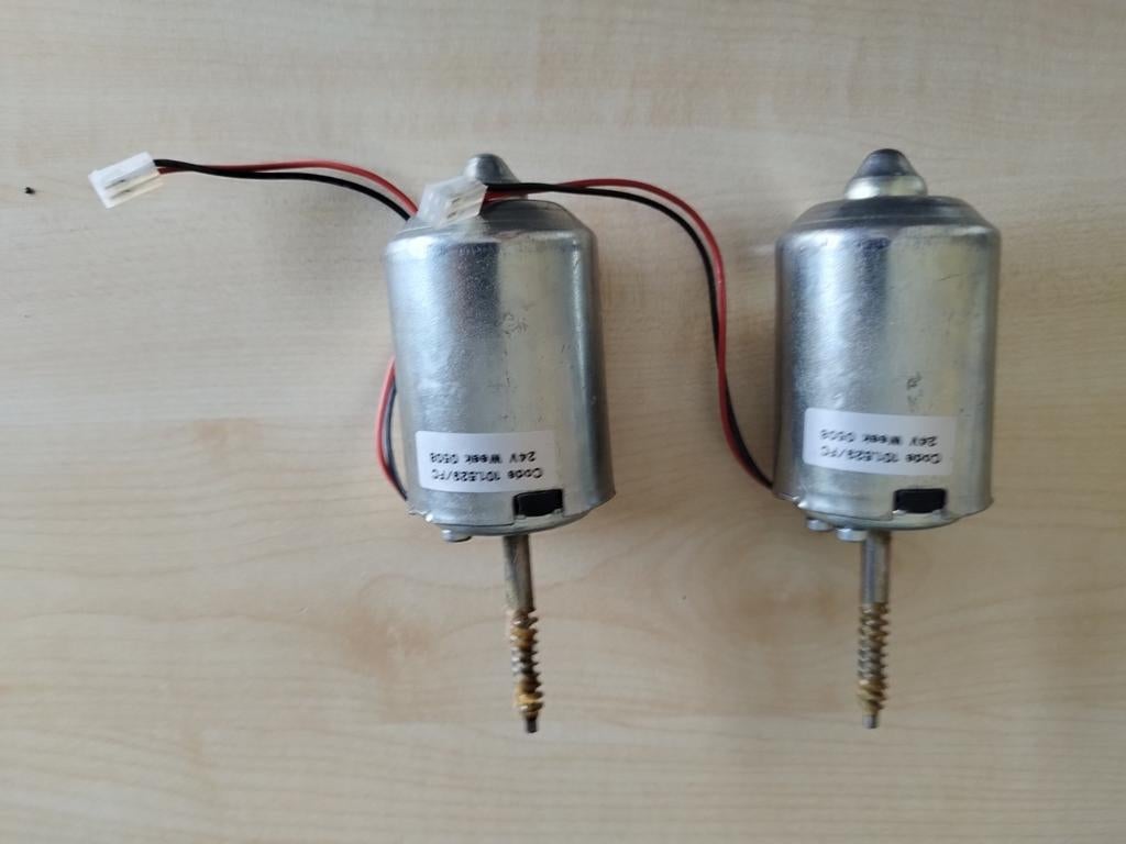 2x 24V DC Motoren - Code 101.522/1C - Zo goed als nieuw, Ophalen, Zo goed als nieuw, Elektromotor