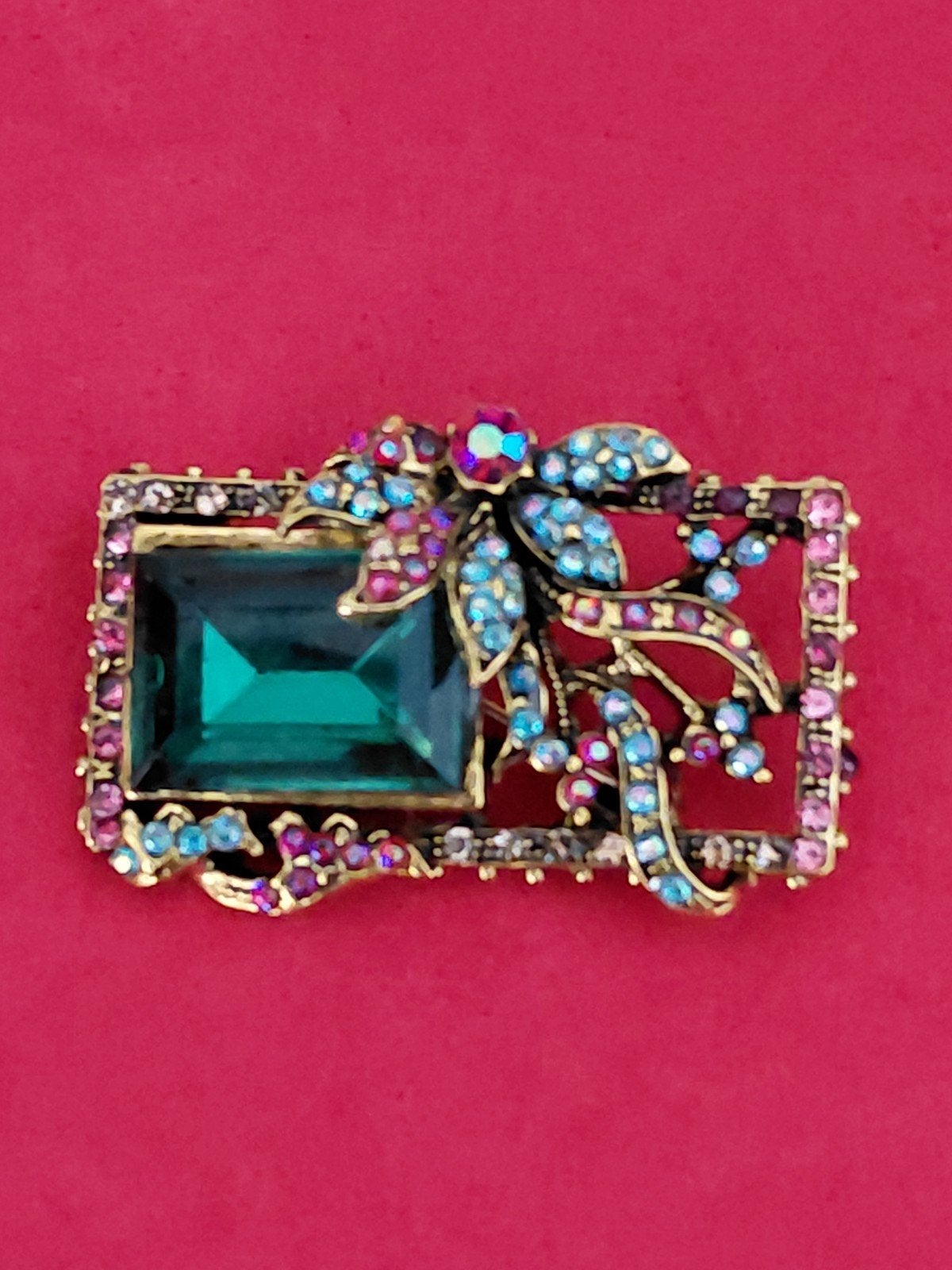 Art Deco Broche met Smaragdgroene Steen en Kleurrijke Strass, Overige materialen, 4 tot 7 cm, Overige kleuren, Nieuw