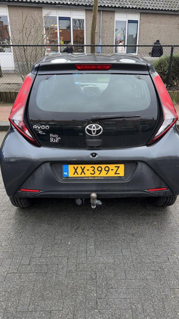 Toyota Aygo 1.0 Vvt-i 72pk 5D 2019 Grijs, Auto's, Voorwielaandrijving, 4 stoelen, Origineel Nederlands, Handgeschakeld