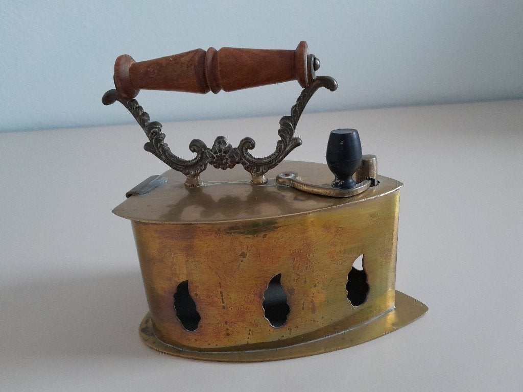 Koperen strijkijzer met een houten handvat., Ophalen of Verzenden, Koper