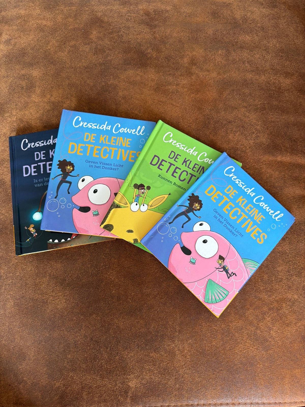 De Kleine Detectives set - 4 boekjes van Cressida Cowell, Boeken, Kinderboeken | Jeugd | onder 10 jaar, Ophalen of Verzenden, Zo goed als nieuw