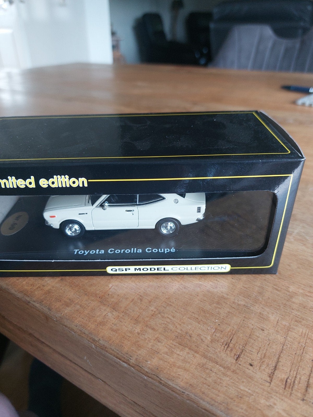 MODELAUTO 1-43 QSP TOYOTA COROLLA KE35 HARDTOP COUPE WIT, Ophalen of Verzenden, Zo goed als nieuw, Auto, Overige merken