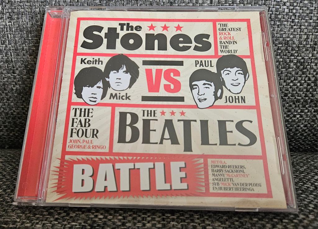 CD ~ The Stones VS The Beatles Battle Gesigneerd, Verzenden, Zo goed als nieuw, Poprock